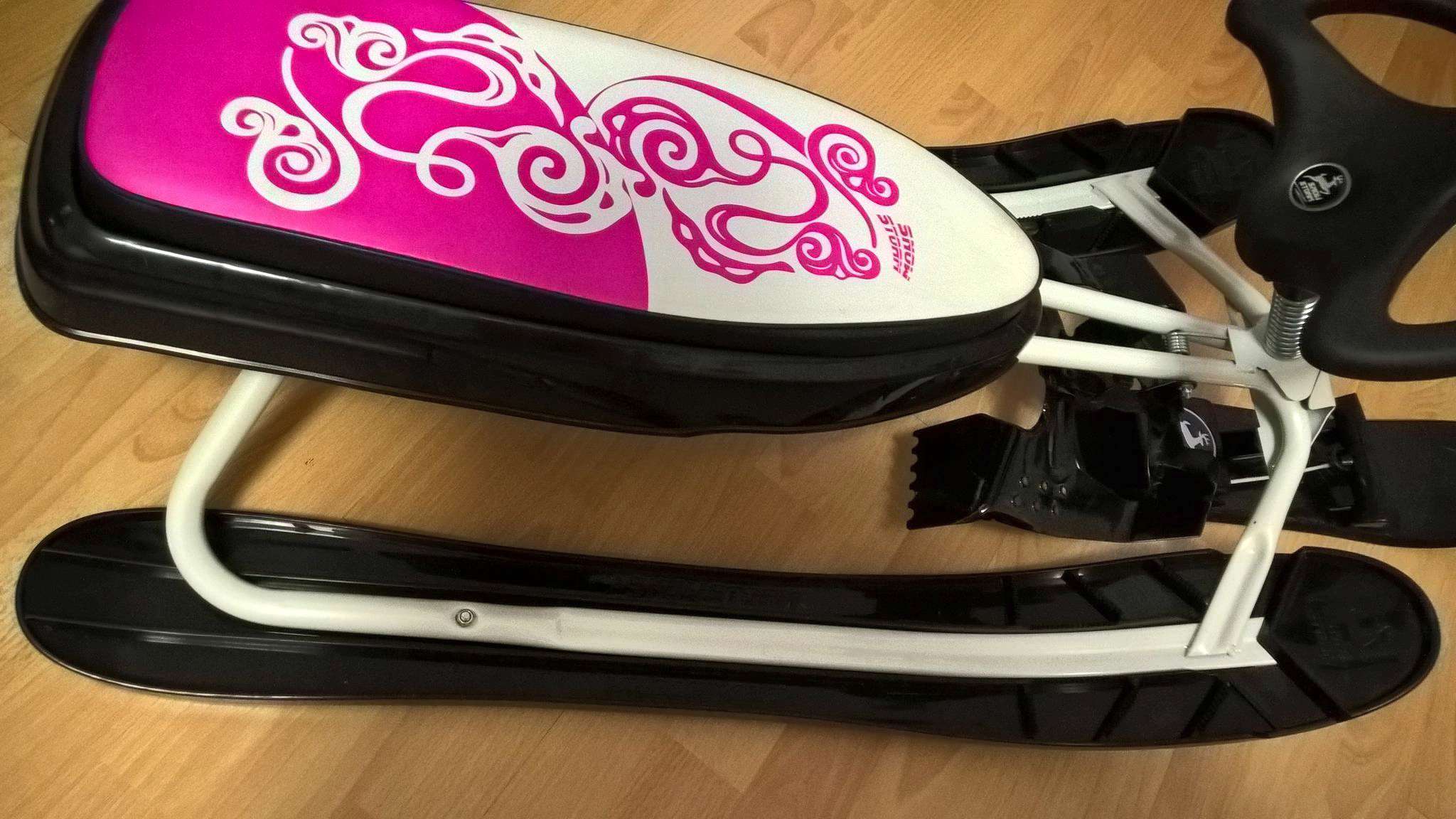 сломанный снегокат