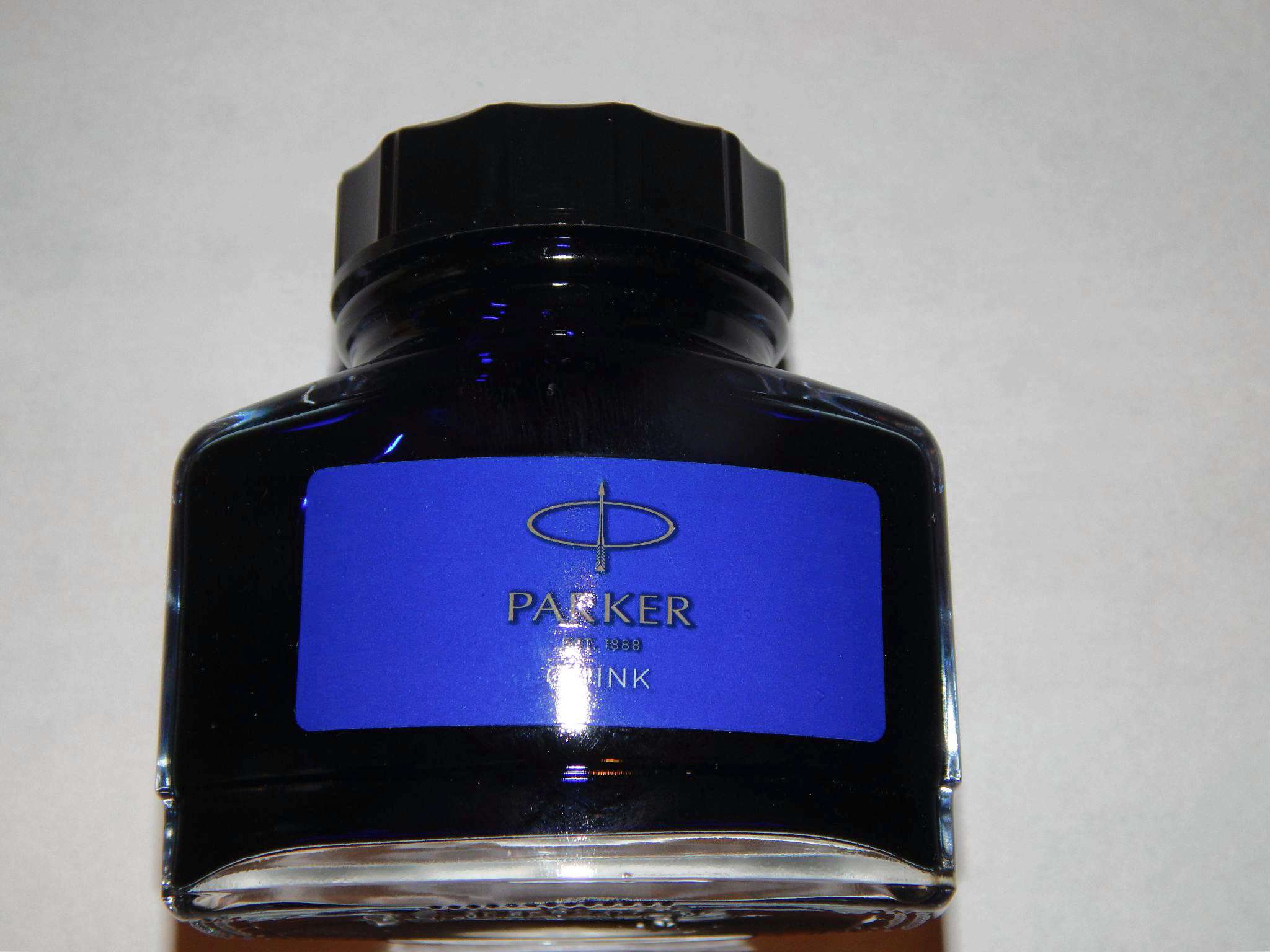 Чернила parker quink blue цвет. Синие чернила. Чернила parker синие. Сине черные чернила. Чернила паркер цвета.