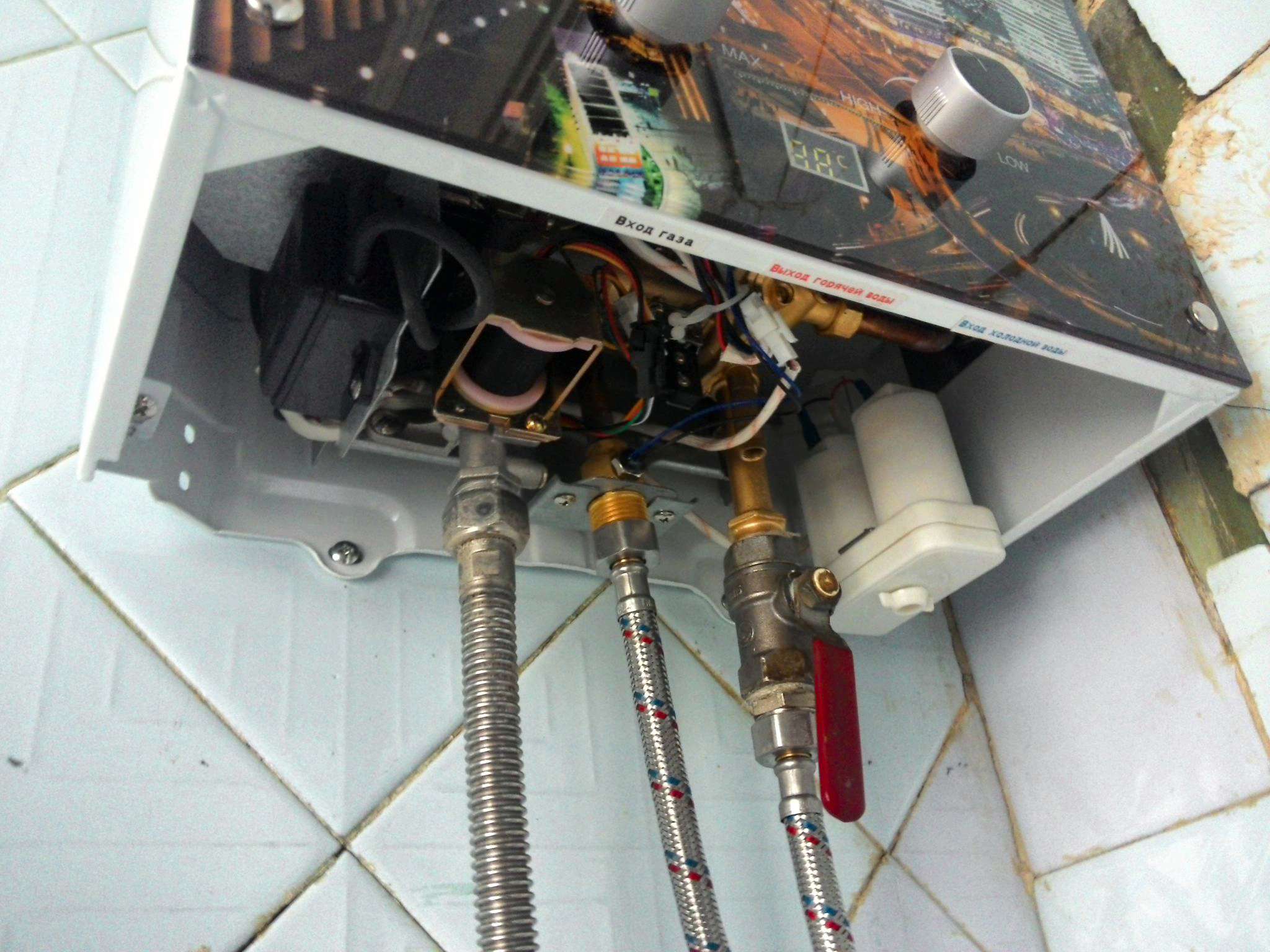 Экран газовой колонки. Газовый котел Занусси. Газовый котел VILTERM 24t. Газовая колонка Юнкерс подводка воды. Теплообменник для газовой колонки Занусси.