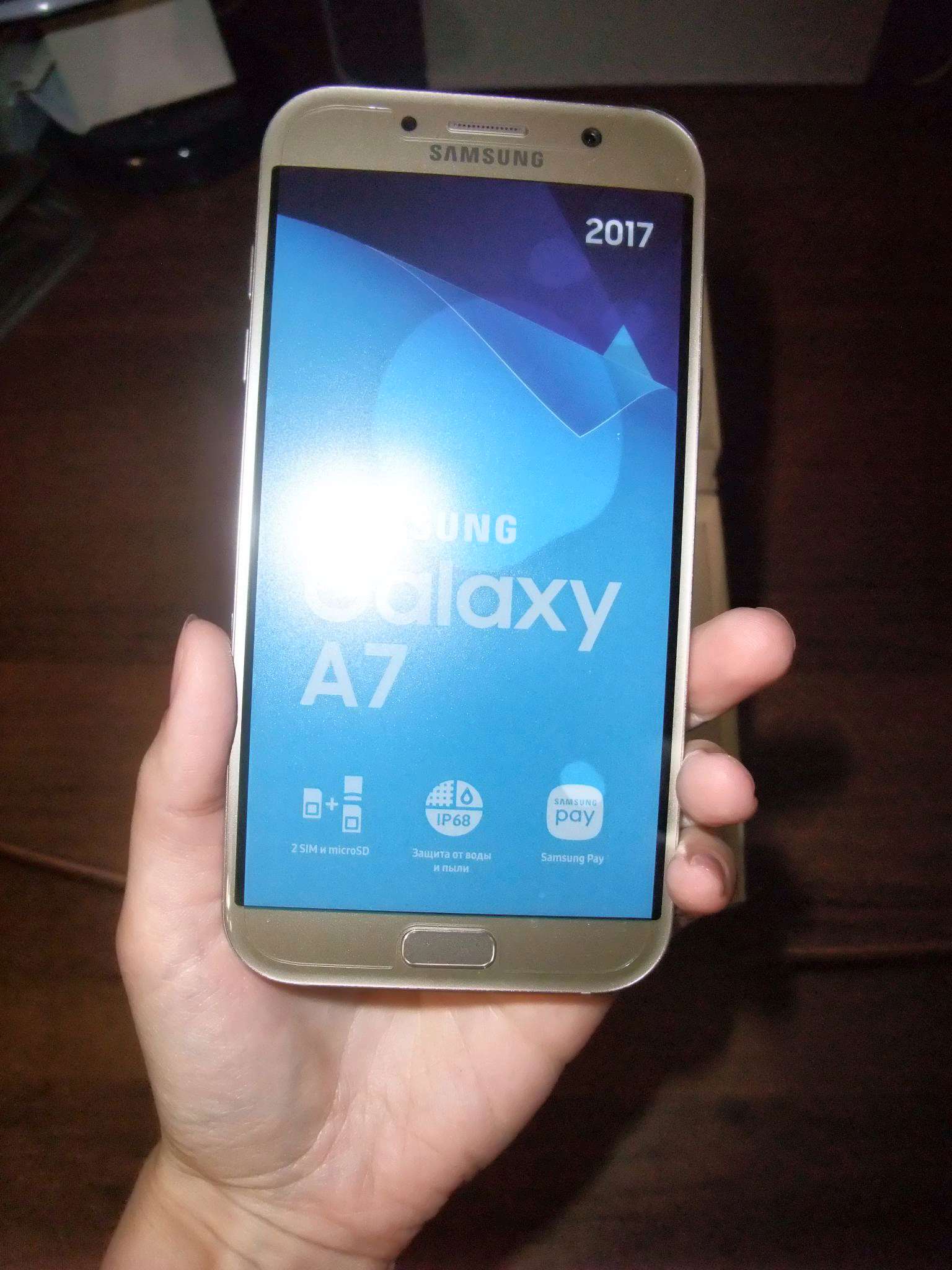 Смартфон Samsung Galaxy A7 SM-A720F (золотой) SM-A720FZDDSER — купить в  интернет-магазине ОНЛАЙН ТРЕЙД.РУ