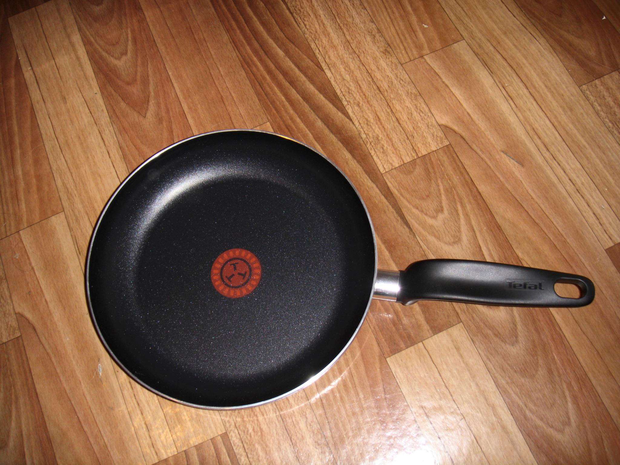 Tefal easy plus сковорода. Сковорода Tefal frying Pan 24. Сковорода Tefal specifics Plus 26. Сковорода Tefal easy Plus 24см алюминий 04206124 сбоку. Сковорода Tefal easy Plus 24 см.