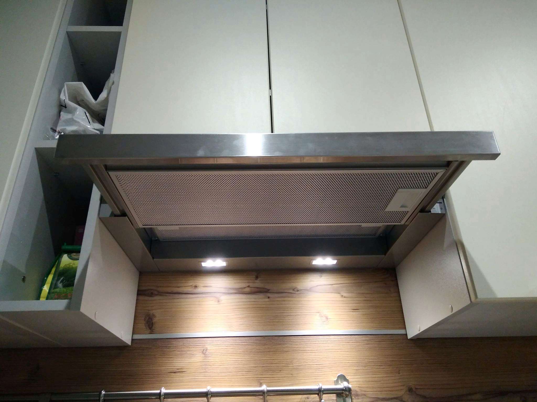 Фото вытяжки встроенной в шкаф на кухне