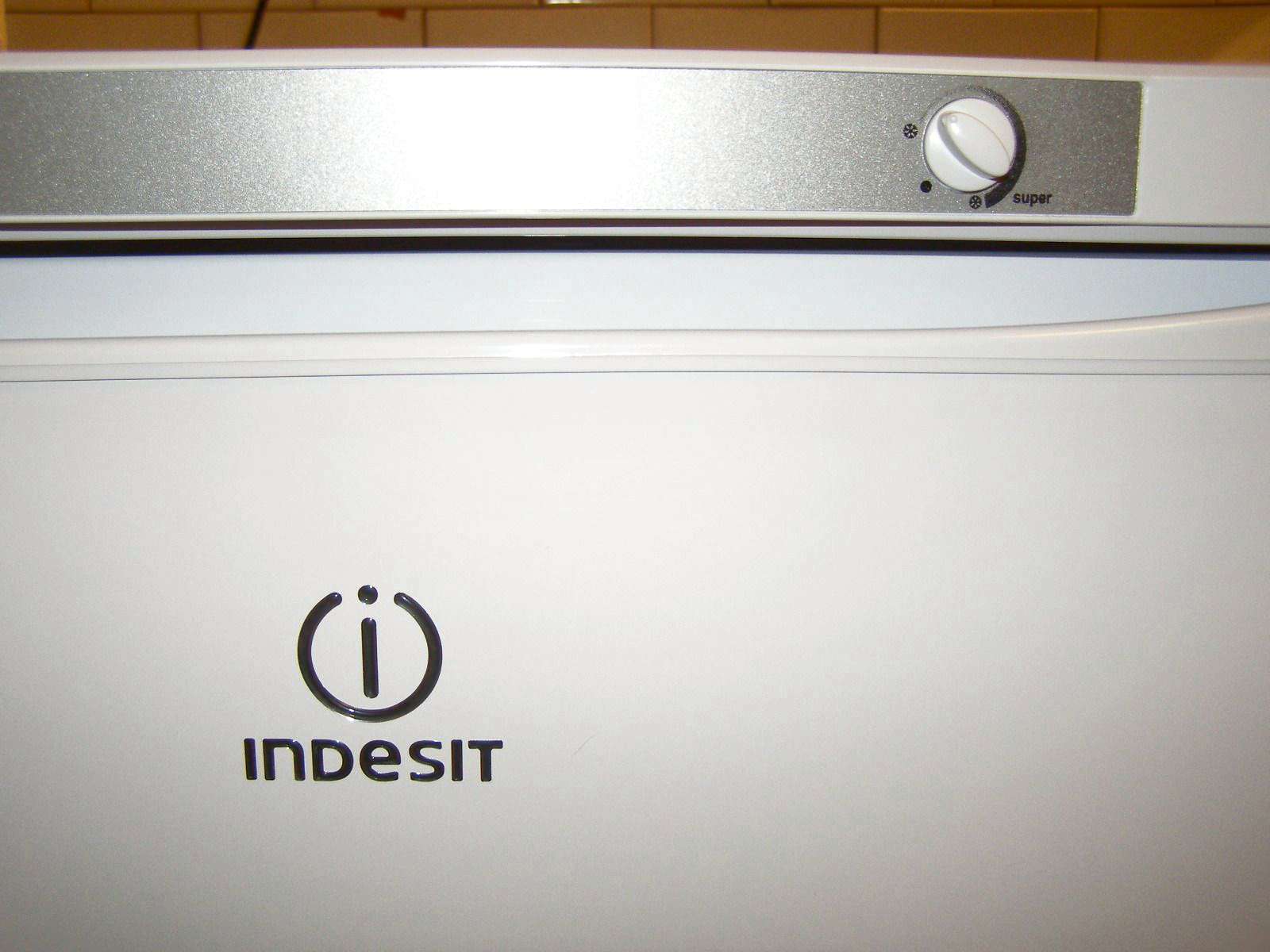 Плата холодильника индезит. Морозильник Индезит SFR 100. Морозилка sr100 Индезит компрессор.