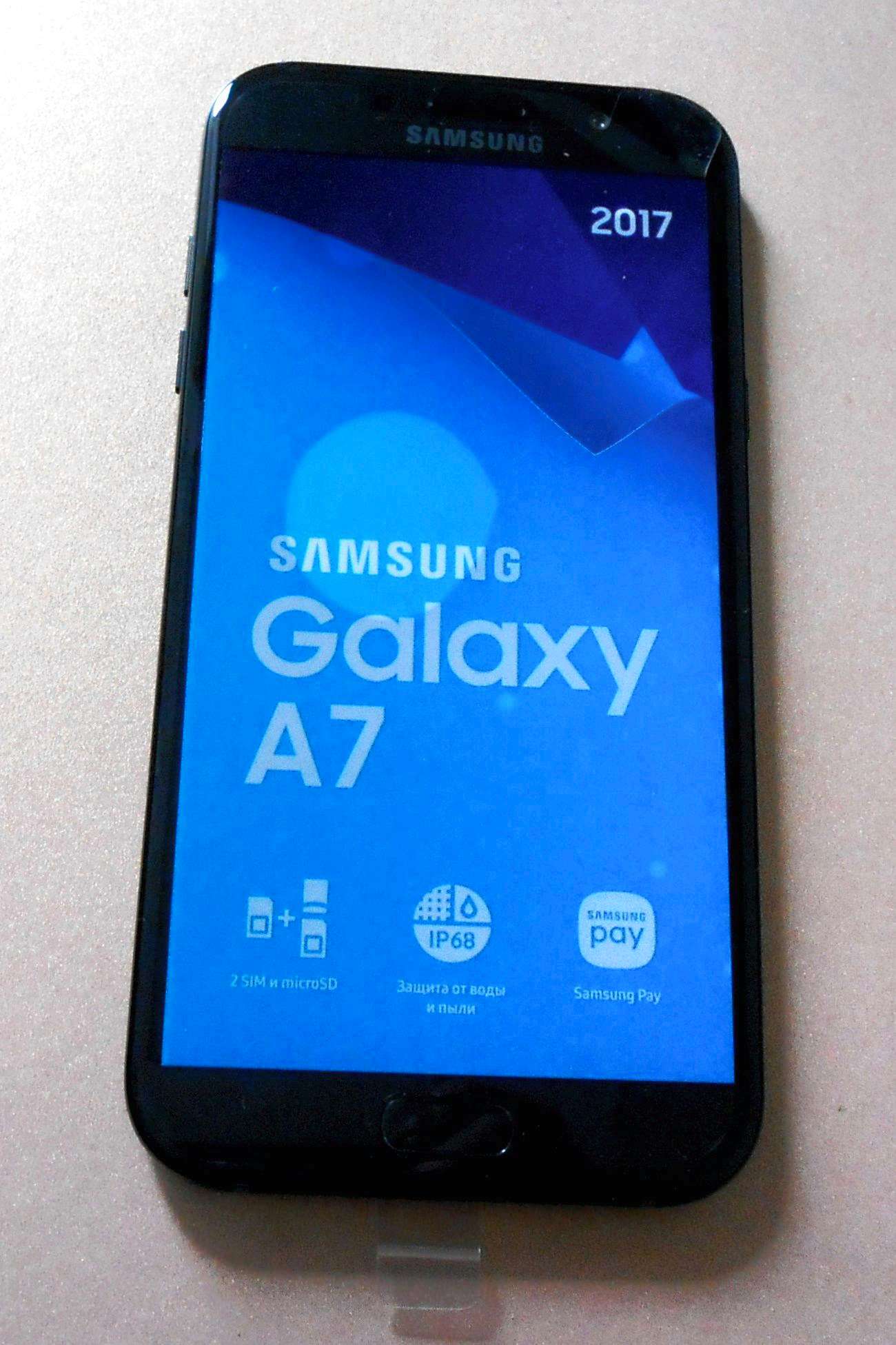 Смартфон Samsung Galaxy A7 SM-A720F (черный) SM-A720FZKDSER — купить в  интернет-магазине ОНЛАЙН ТРЕЙД.РУ