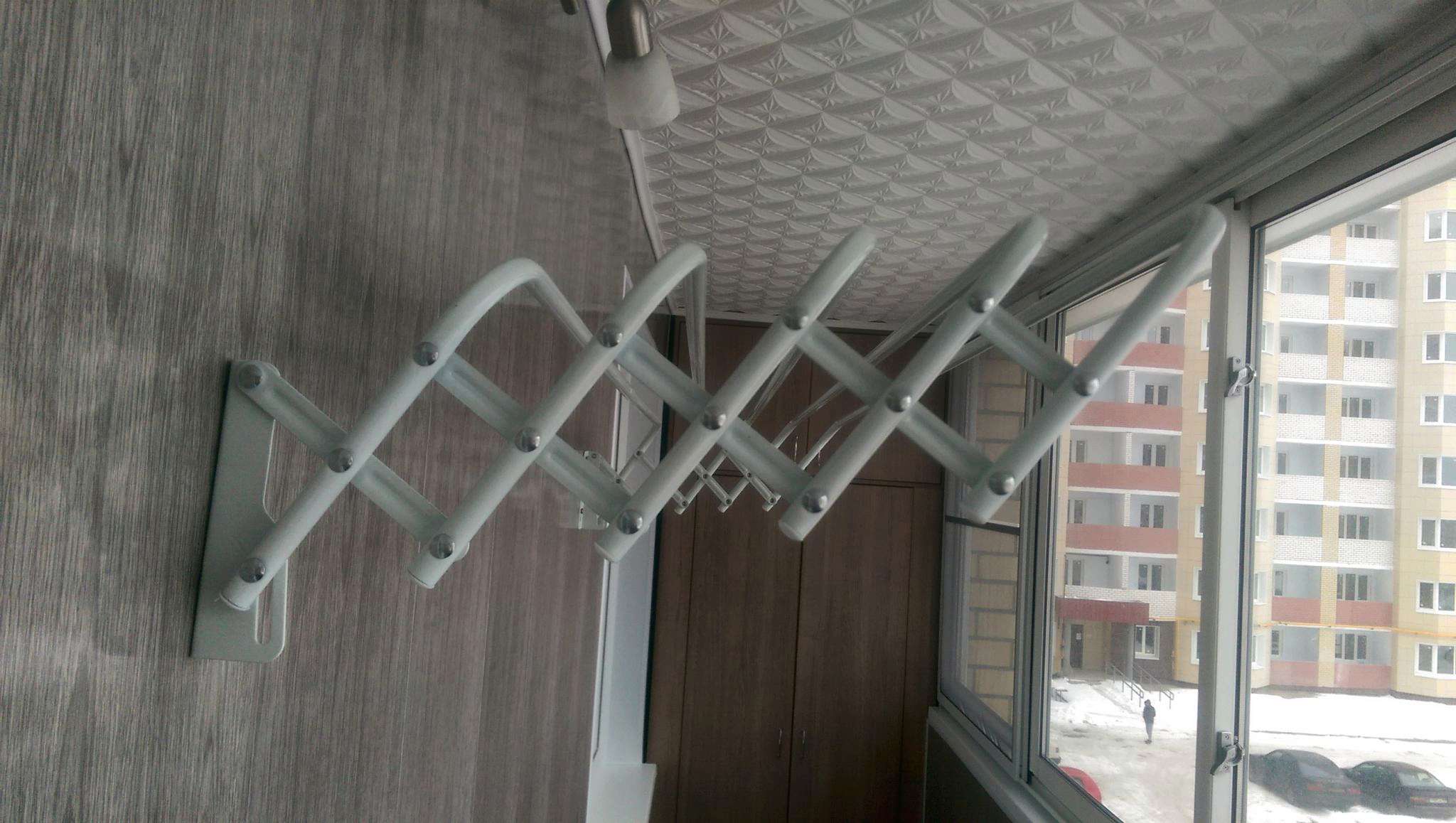 Вешалка для белья на балкон настенная
