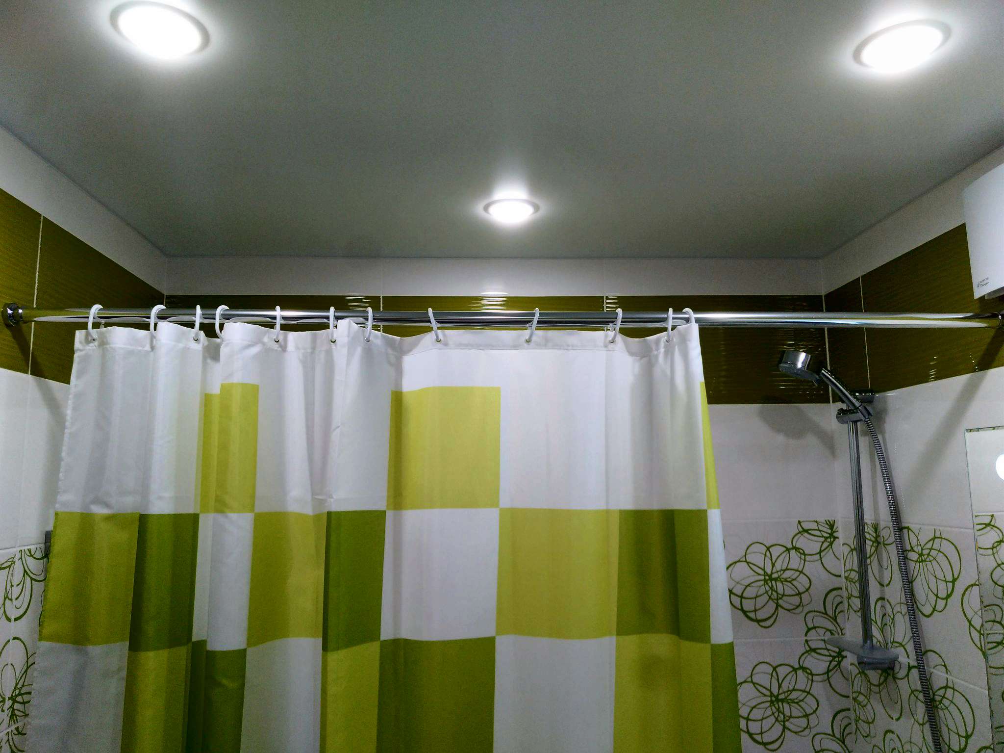 Магазины штор для ванной. IDDIS 030a200i14. Занавеска для ванной. Шторы в ванную комнату. Ванная с занавеской.