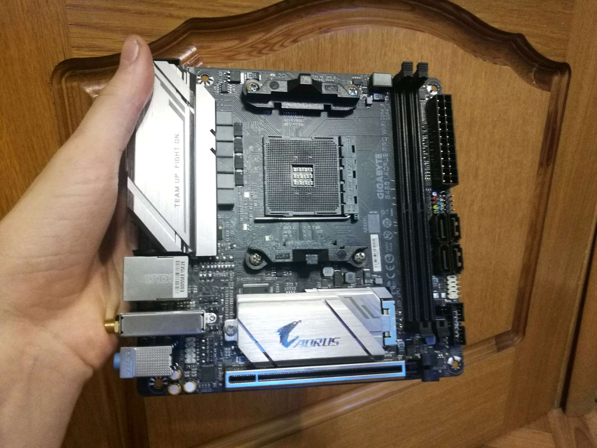 B450 pro wifi. B450 материнская плата Mini ITX. Mini ITX материнская плата am4. B450i AORUS Pro WIFI. Gigabyte b450 i AORUS Pro WIFI.