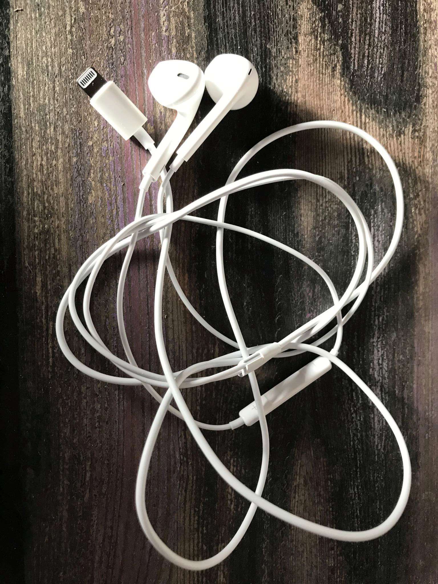 Сколько стоят оригинальные наушники. Наушники Apple Earpods Lightning. Наушники проводные Apple Earpods Lightning. Наушники еарподс с разъемом Lightning. Earpods Lightning 11 iphone.