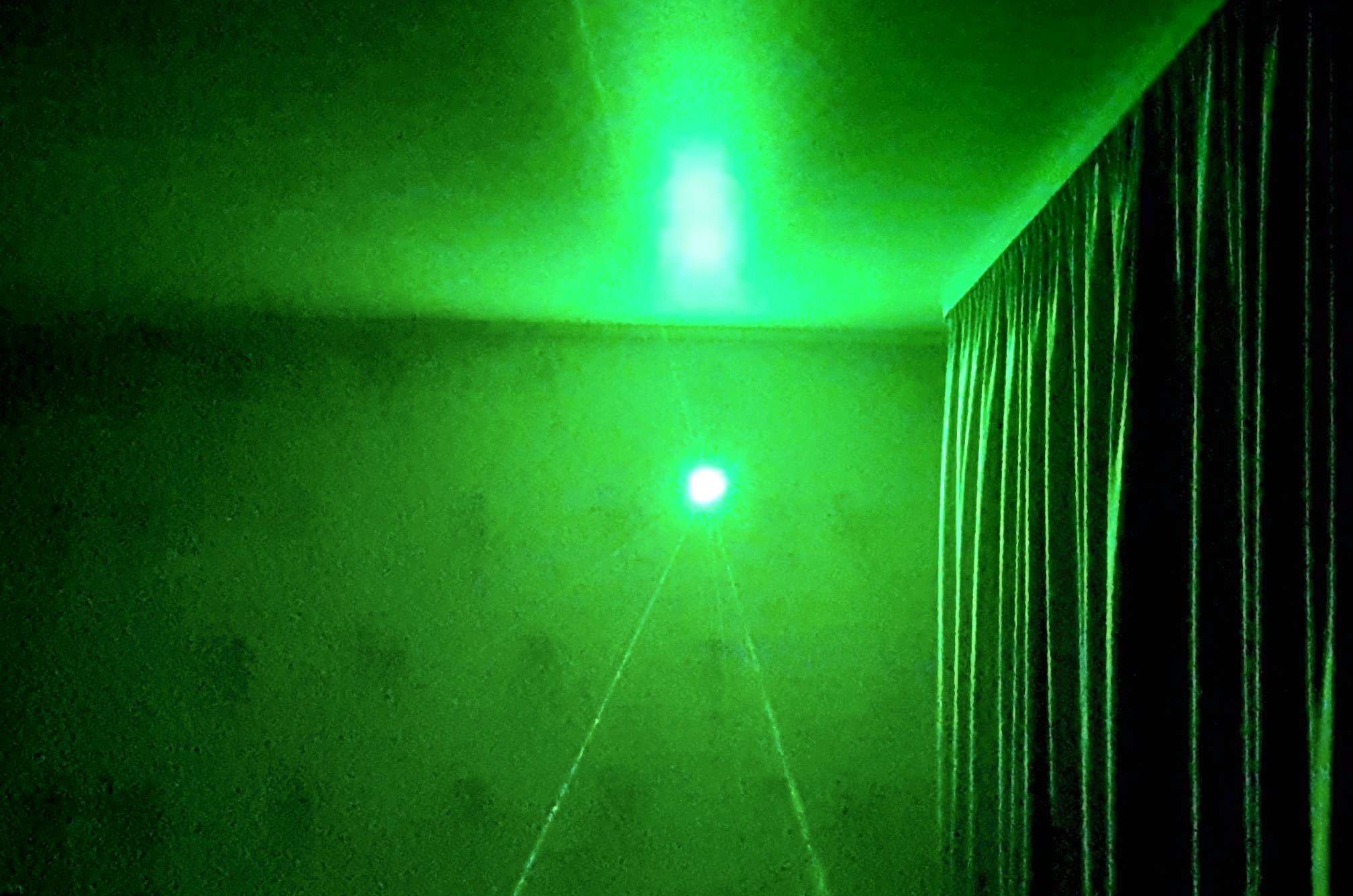 Прожекторные зеленые лучи