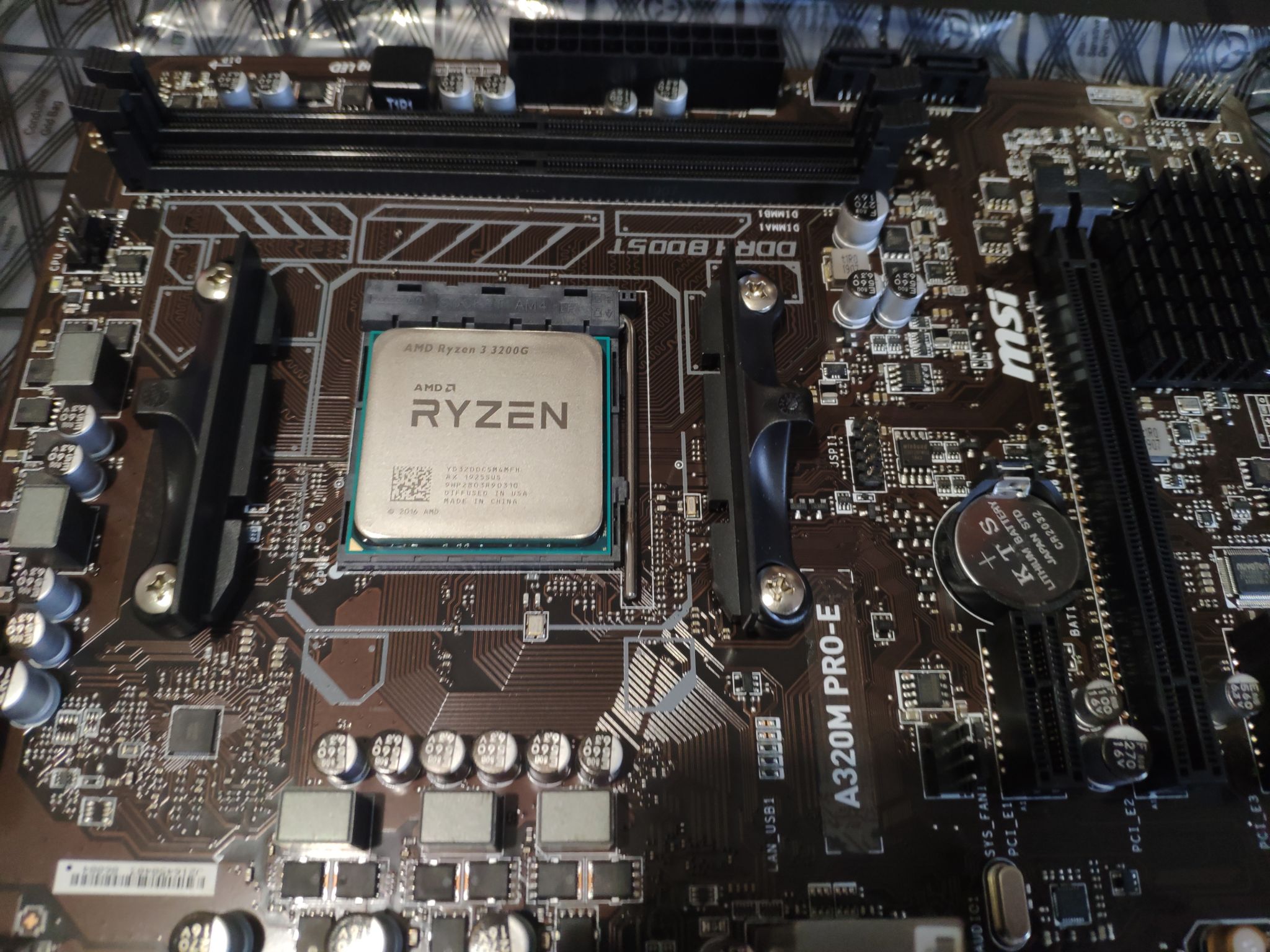 Amd ryzen 5600 материнская плата. Ryzen 3 3200g. Процессор AMD Ryzen 3 3200g. Процессор AMD Ryzen 3 3200g am4. AMD Ryzen 3 Pro 3200g.