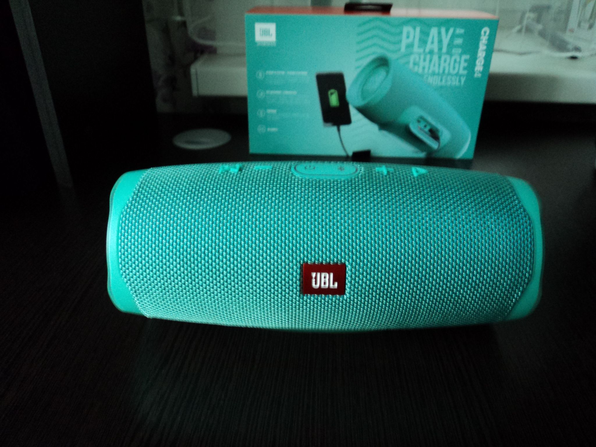 Как зарядить телефон от колонки jbl charge 4