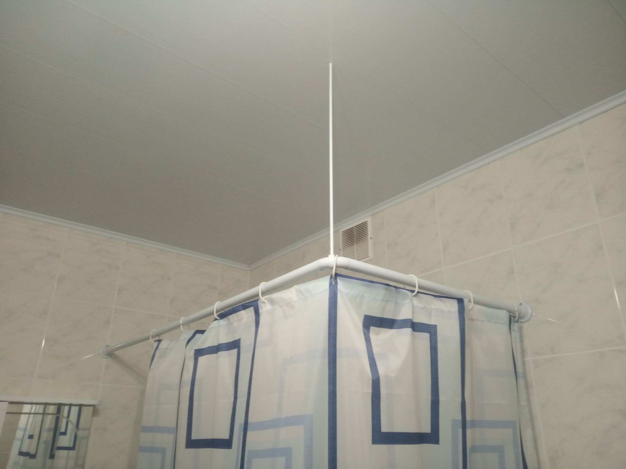 вешалка для шторы в ванную угловая