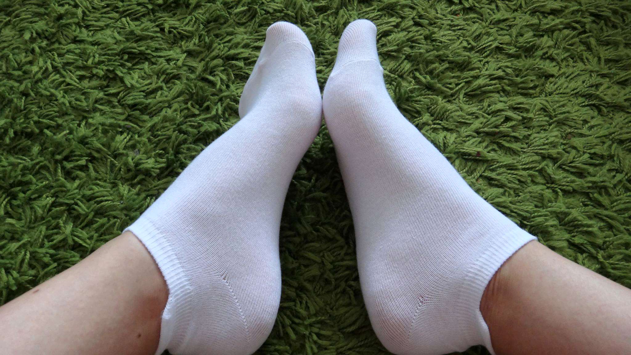 Женские ножки в белых носках