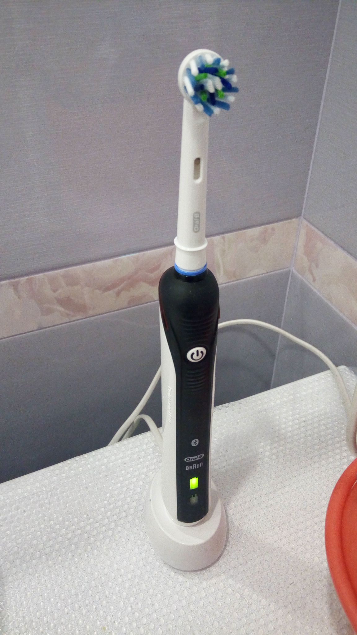 электрическая зубная щетка oral b как заряжать
