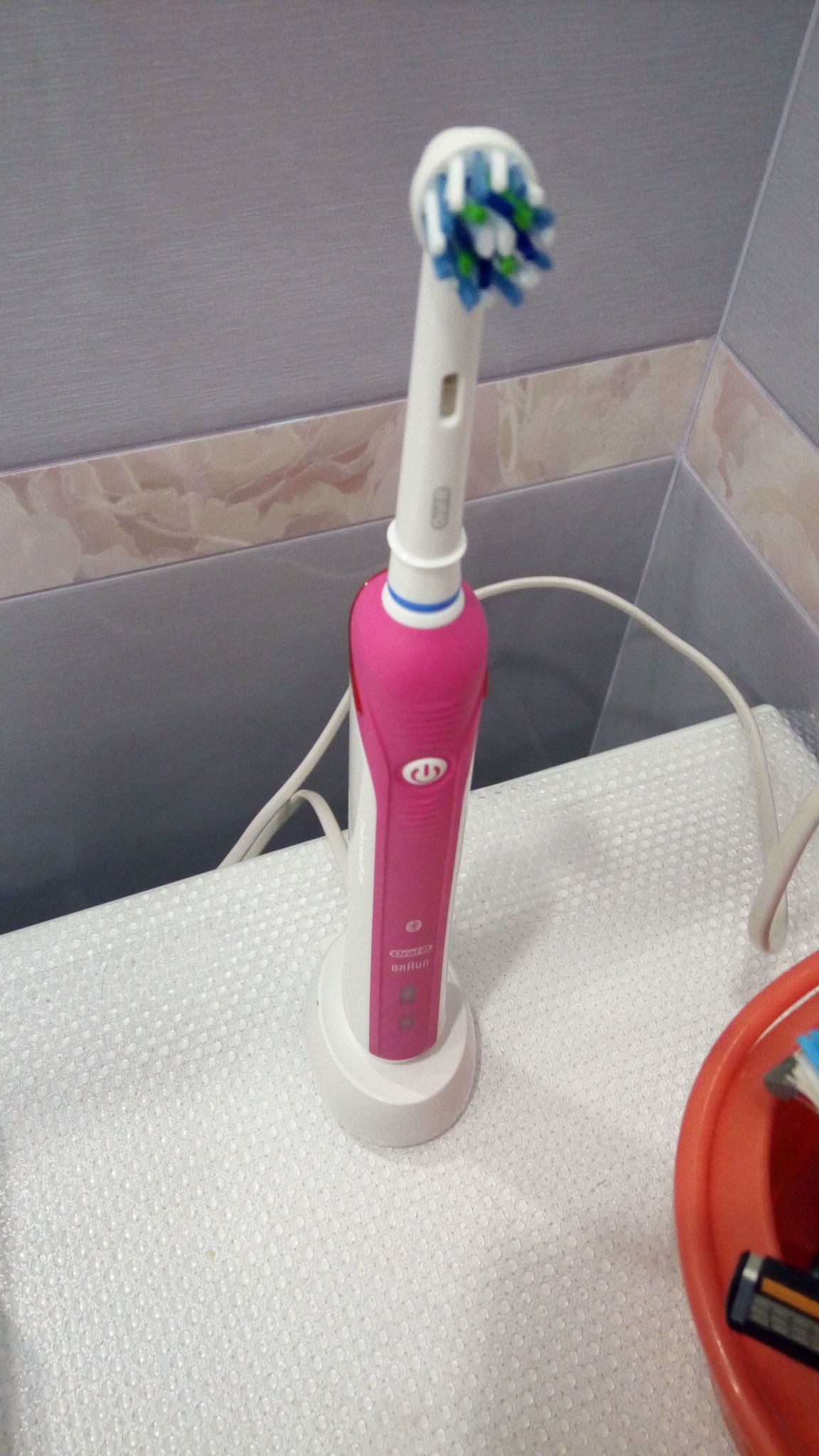 как заряжать электрическую зубную щетку орал