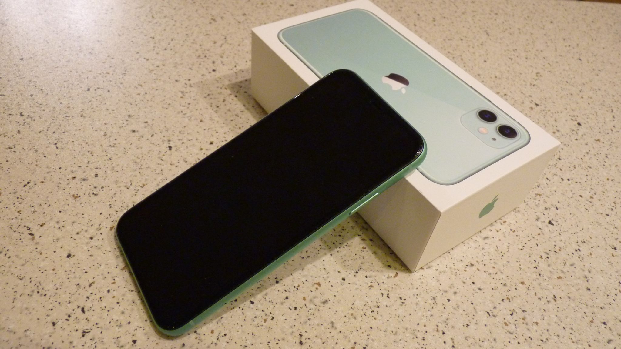 Смартфон Apple iPhone 11 128GB Зелёный MWM62RU/A — купить по