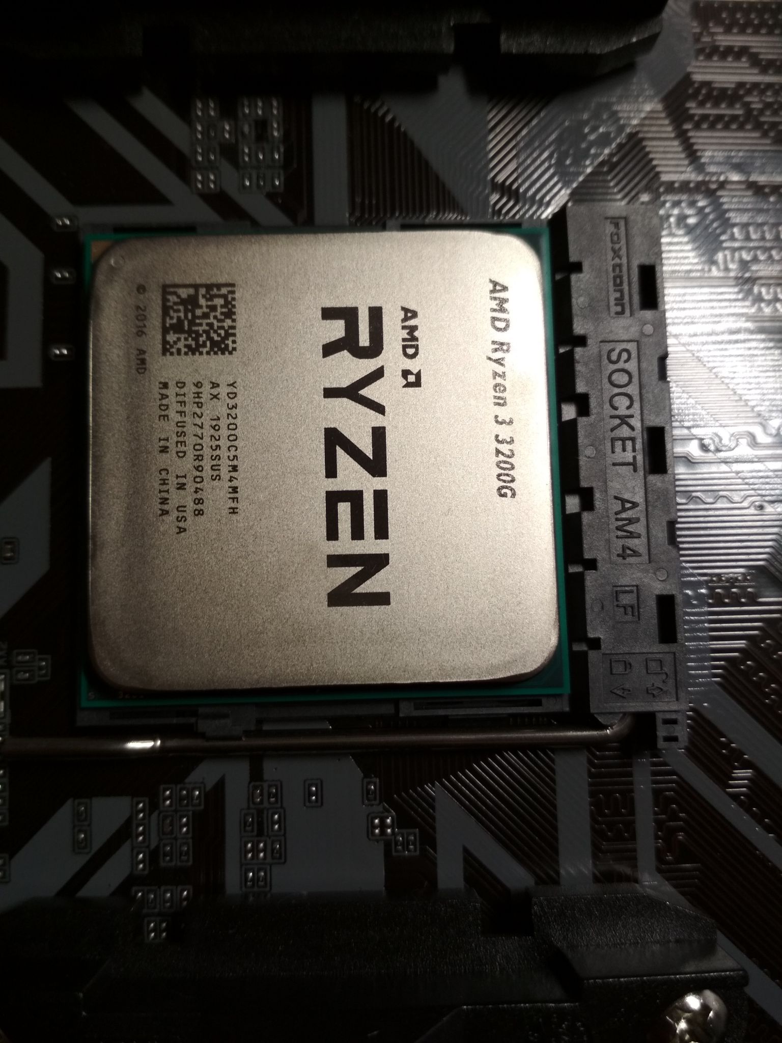 Amd ryzen 5600 g. Процессор AMD Ryzen 3 3200g. Процессор AMD Ryzen 3 3200g am4. AMD Ryzen 3 Pro 3200g. Ryzen 3 3200g vega8.