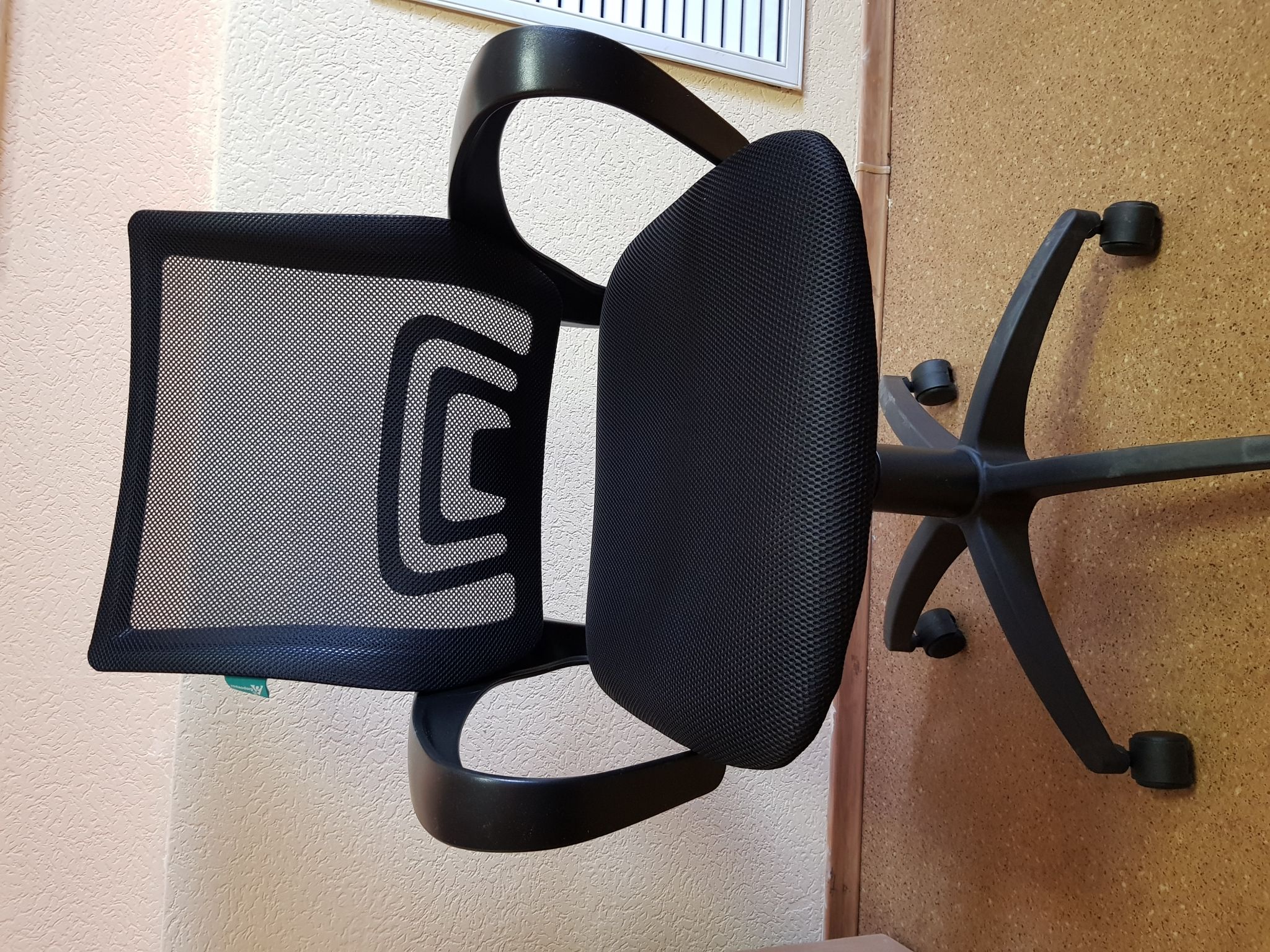 офисное кресло с короткой спинкой