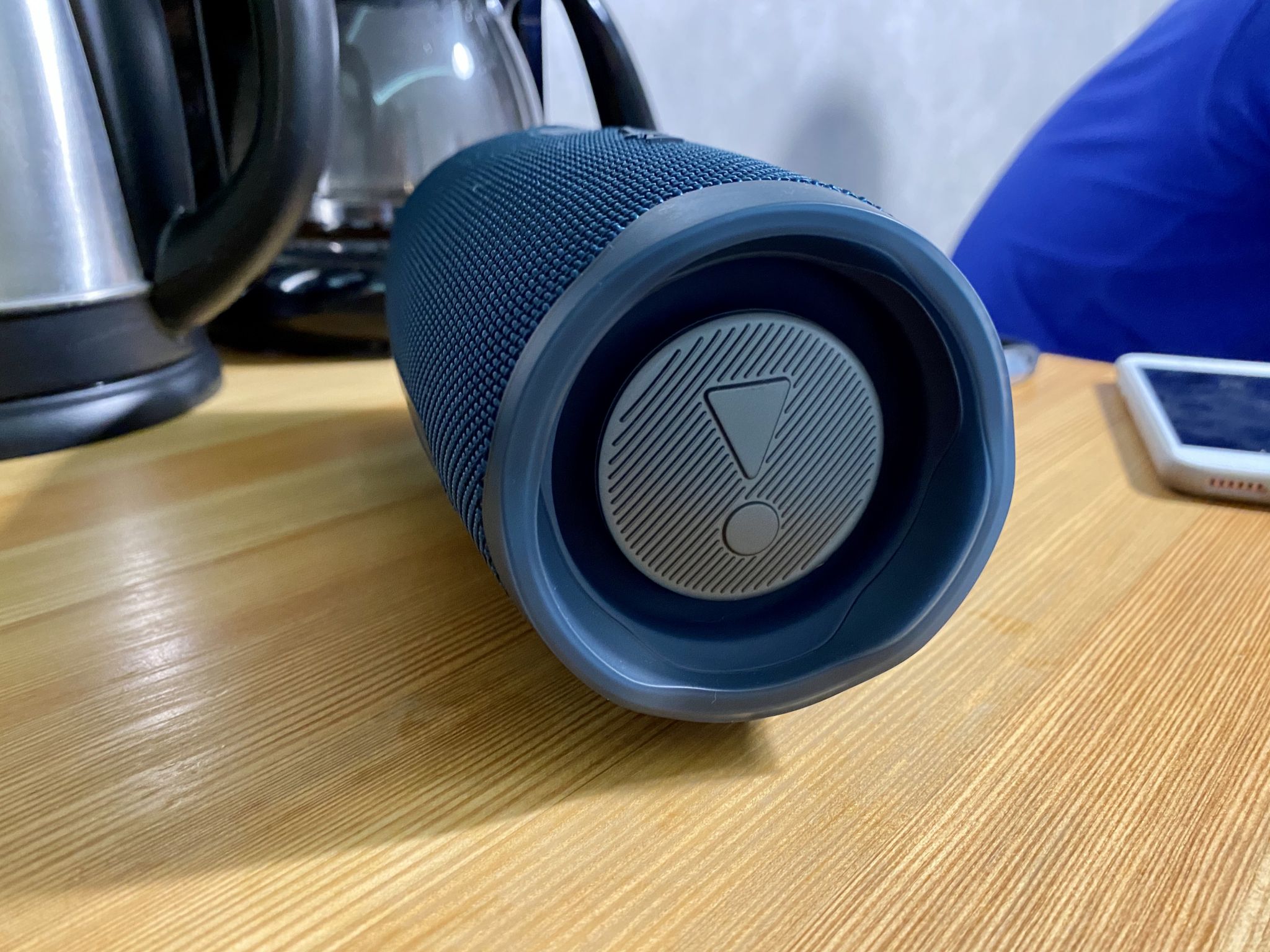 Колонка jbl 4 оригинал. ДЖБЛ чардж 4. JBL charge 4 Blue. Портативная колонка JBL charge 4 Blue. Колонка блютуз JBL чардж 4.