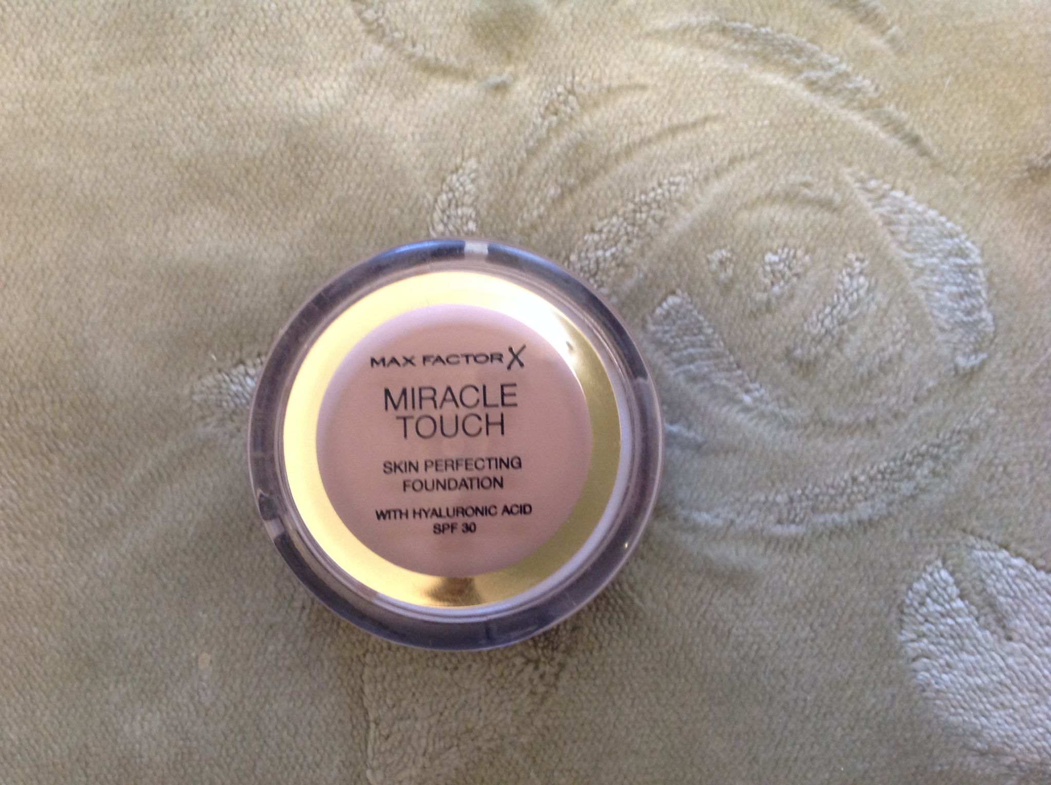 Miracle touch. Miracle Touch от Max Factor 70. Тональная основа Max Factor Miracle Touch 070 natural. MAXFACTOR Miracle Touch в оттенке 60. Max Factor Miracle Touch 038.