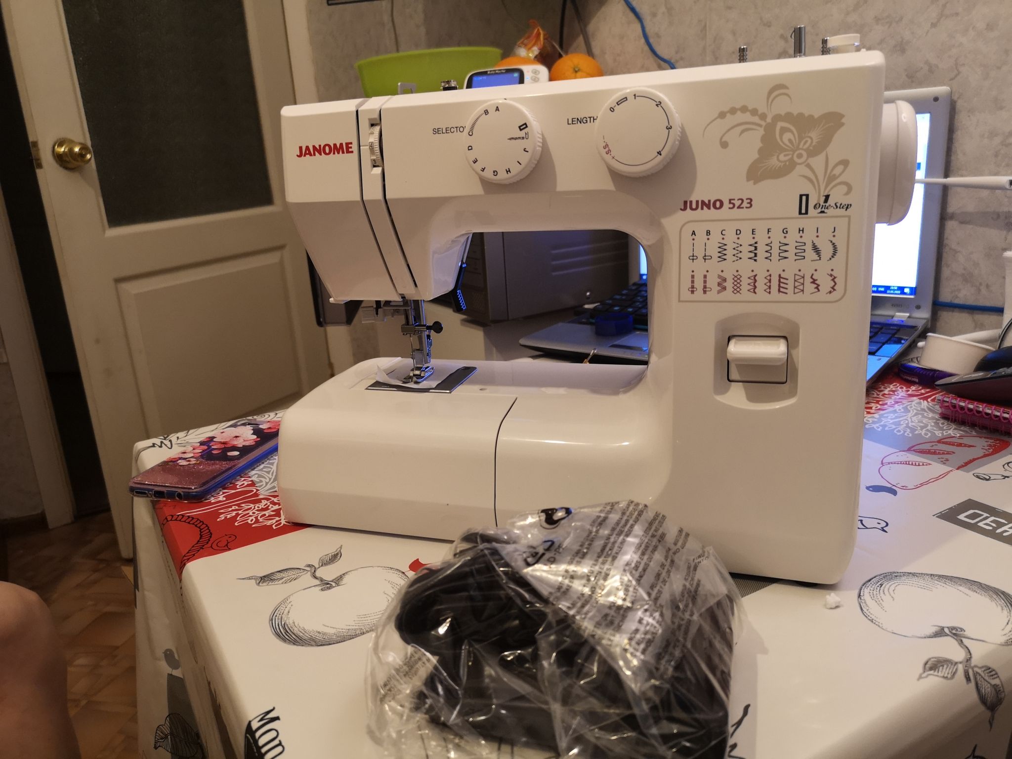 Швейная машина Janome Juno 523