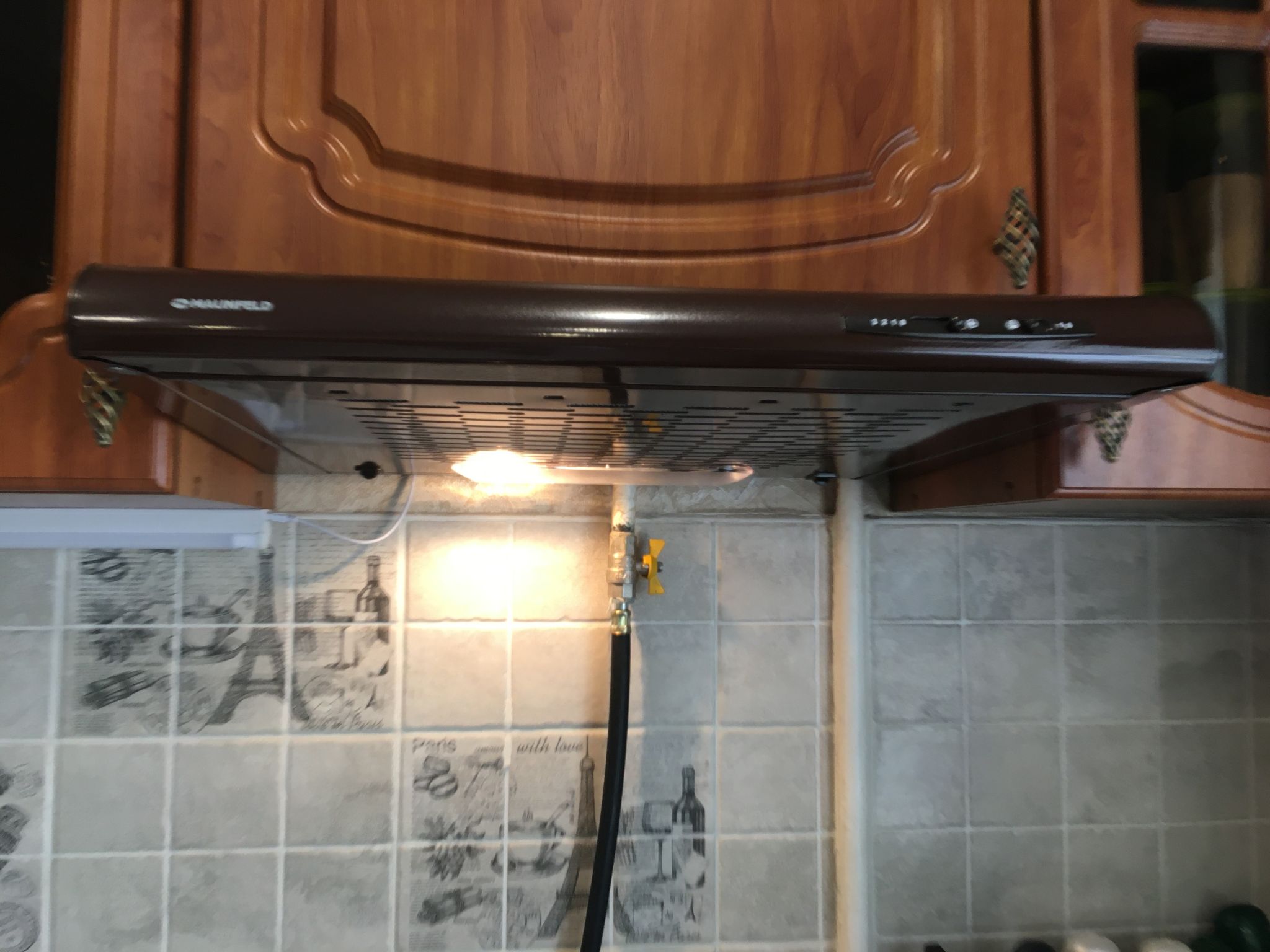монтаж подвесной вытяжки на кухне