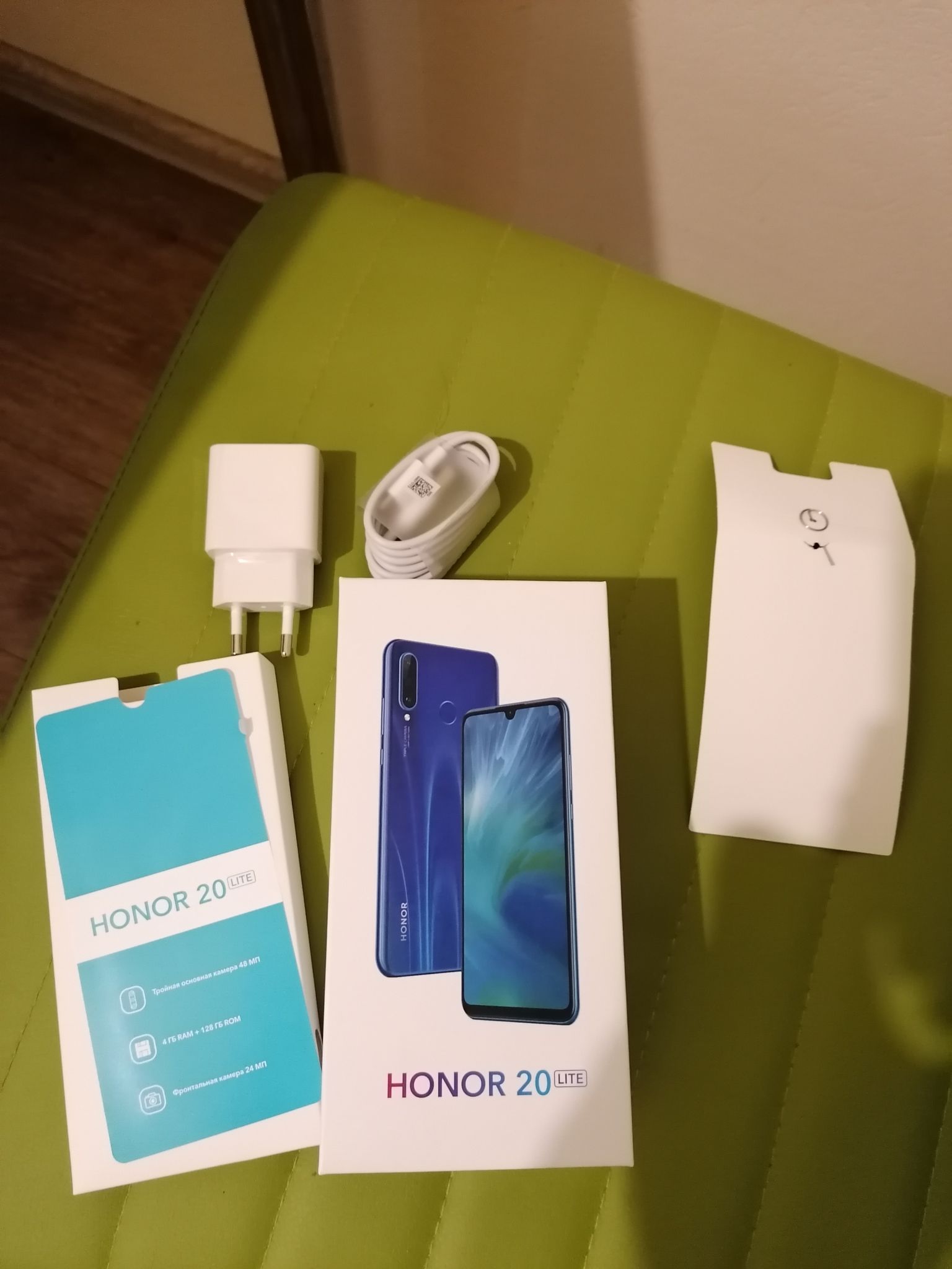 Смартфон Honor 20 Lite 4/128GB Полночный чёрный 51095BKF — купить в  интернет-магазине ОНЛАЙН ТРЕЙД.РУ