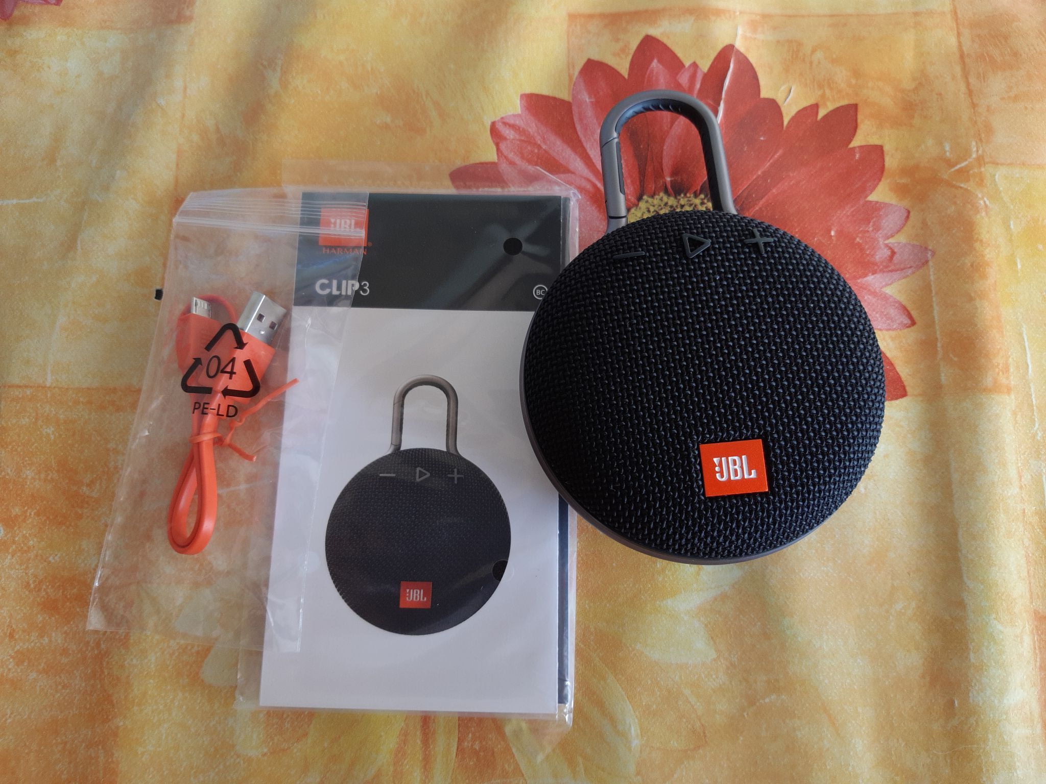 Рублей колонки. Колонка JBL clip 3. JBL jblclip3blk. JBL clip clip 4. JBL jbl6444000 чёрный.