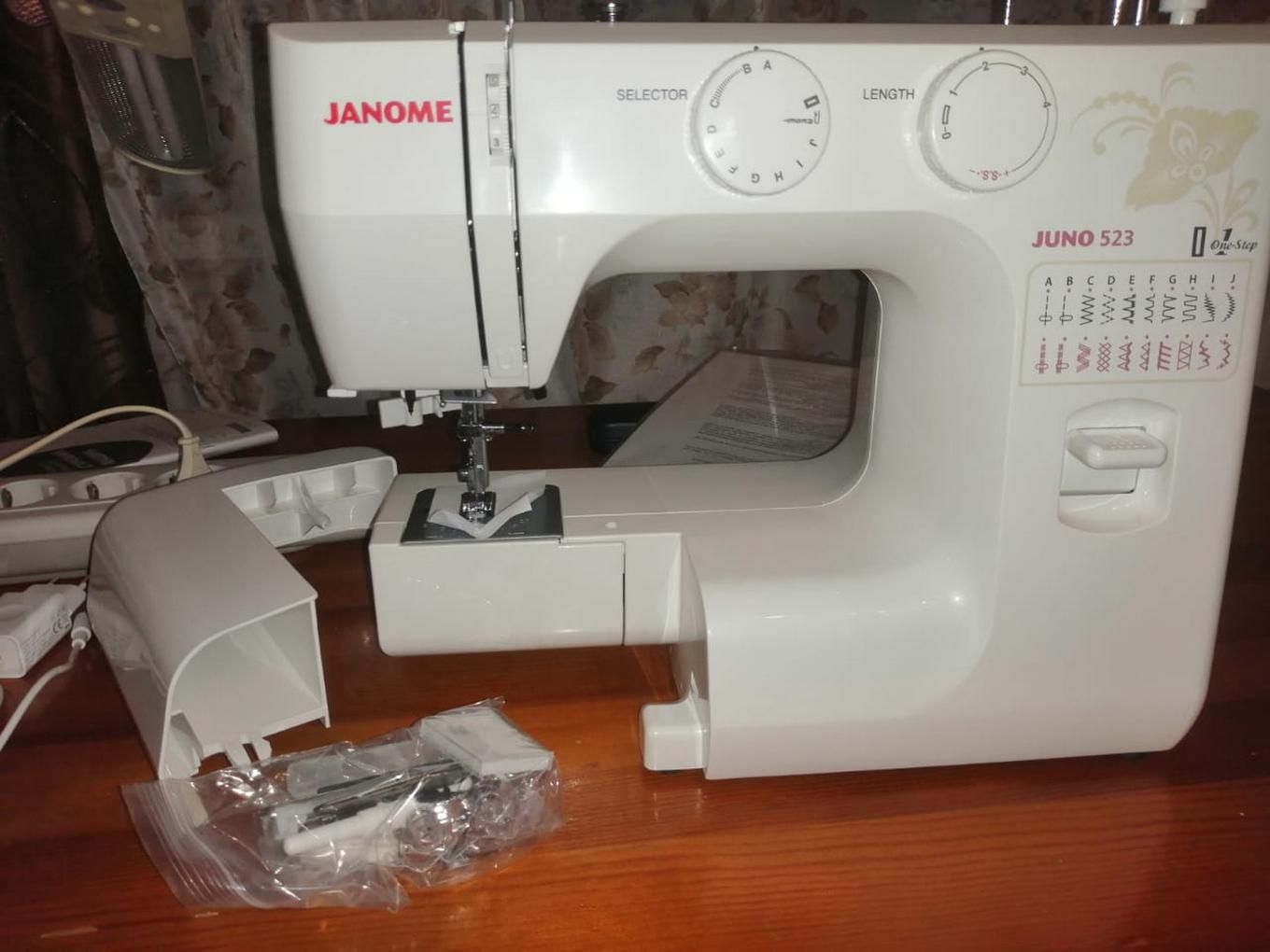 Швейная машина Janome Juno 523