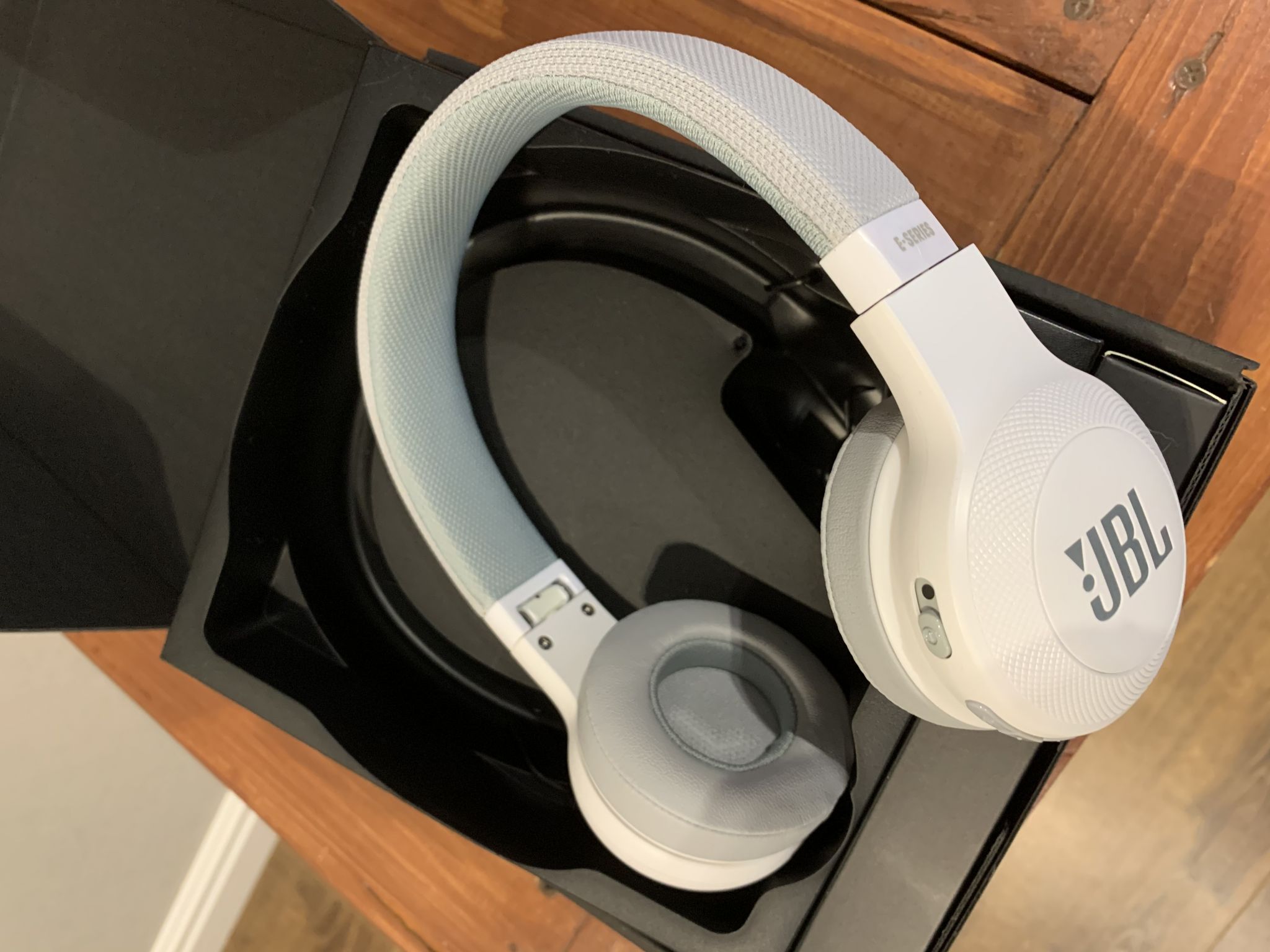 Bt white. Беспроводные наушники JBL e45bt. Беспроводные наушники JBL e45bt White. Беспроводные наушники JBL 45 BT. Наушники Bluetooth JBL e45bt Black (jble45btblk).