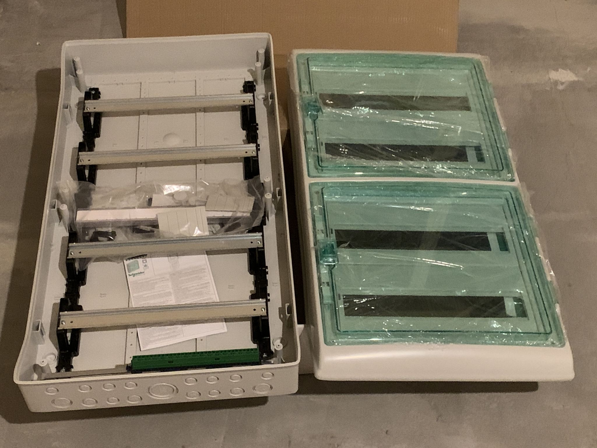 Бокс SCHNEIDER ELECTRIC Kaedra 72мод. (4 ряда по 18мод.) сер. с прозр ...