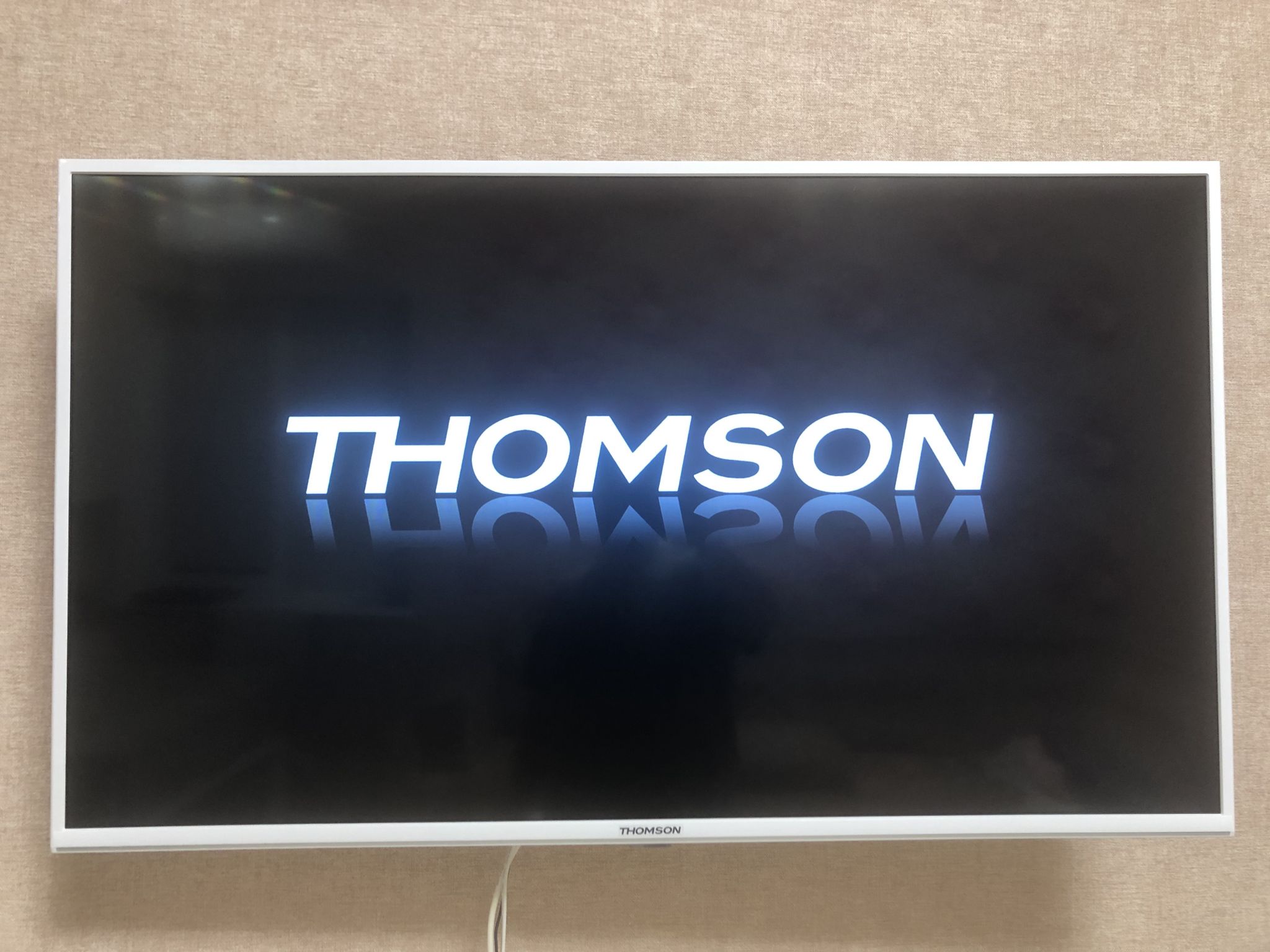 Телевизор томсон 43. Thomson t43fsl5131. Телевизор Thomson. Логотип телевизора Thomson. Телевизор Thomson белый.
