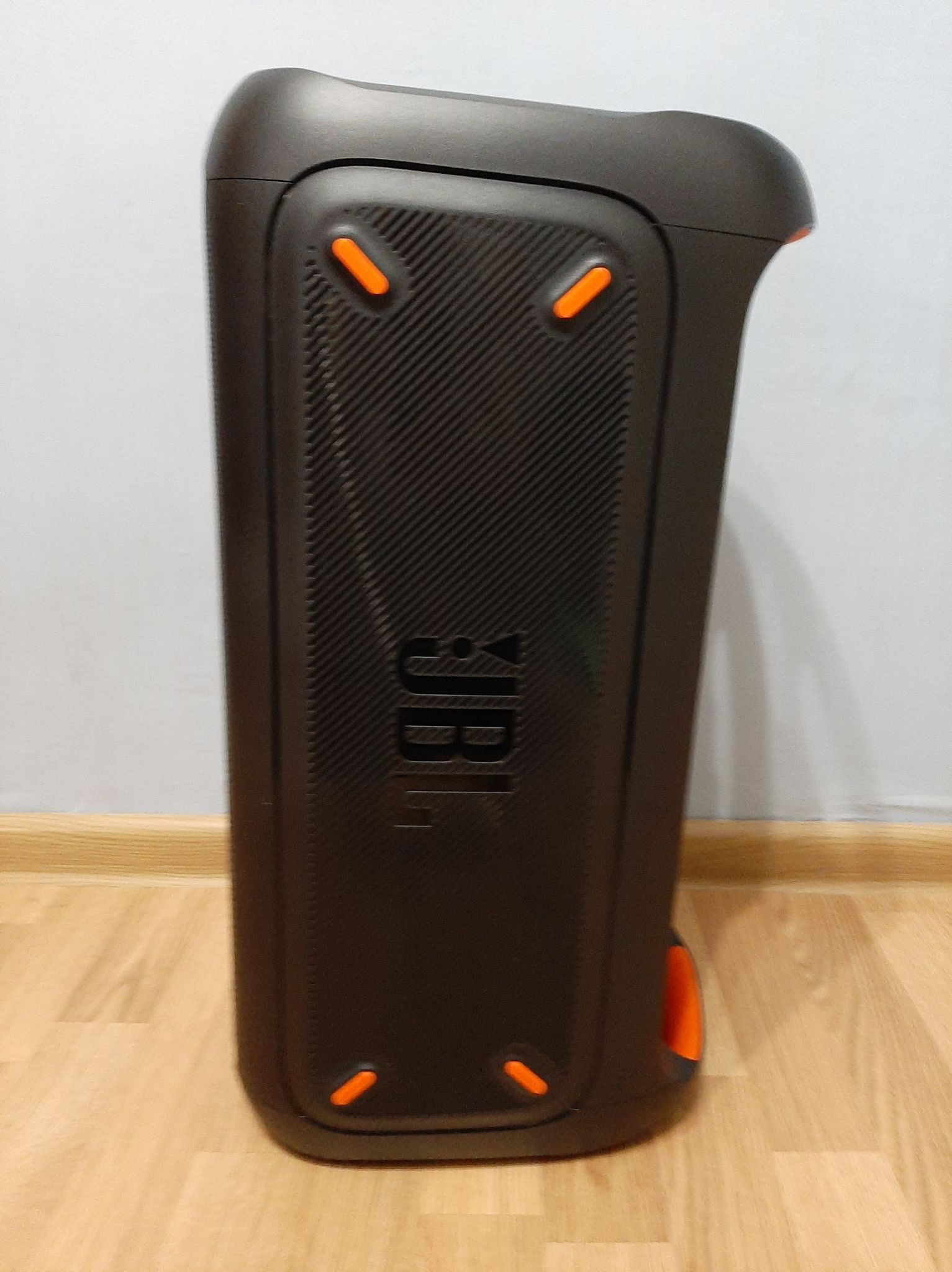 Jbl partybox 100. JBL PARTYBOX 300 комплектация. JBL PARTYBOX 710. Портативная колонка JBL PARTYBOX 100.