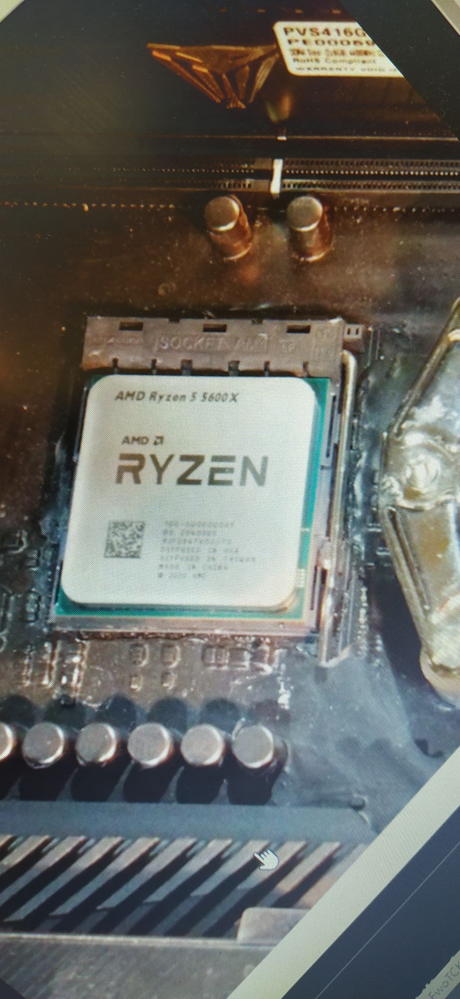 5 5600 сокет. AMD Ryzen 5 5600x. Ryzen 5 5600x под крышкой. Ryzen 5600 Socket. Ryzen 5600x без крышки.