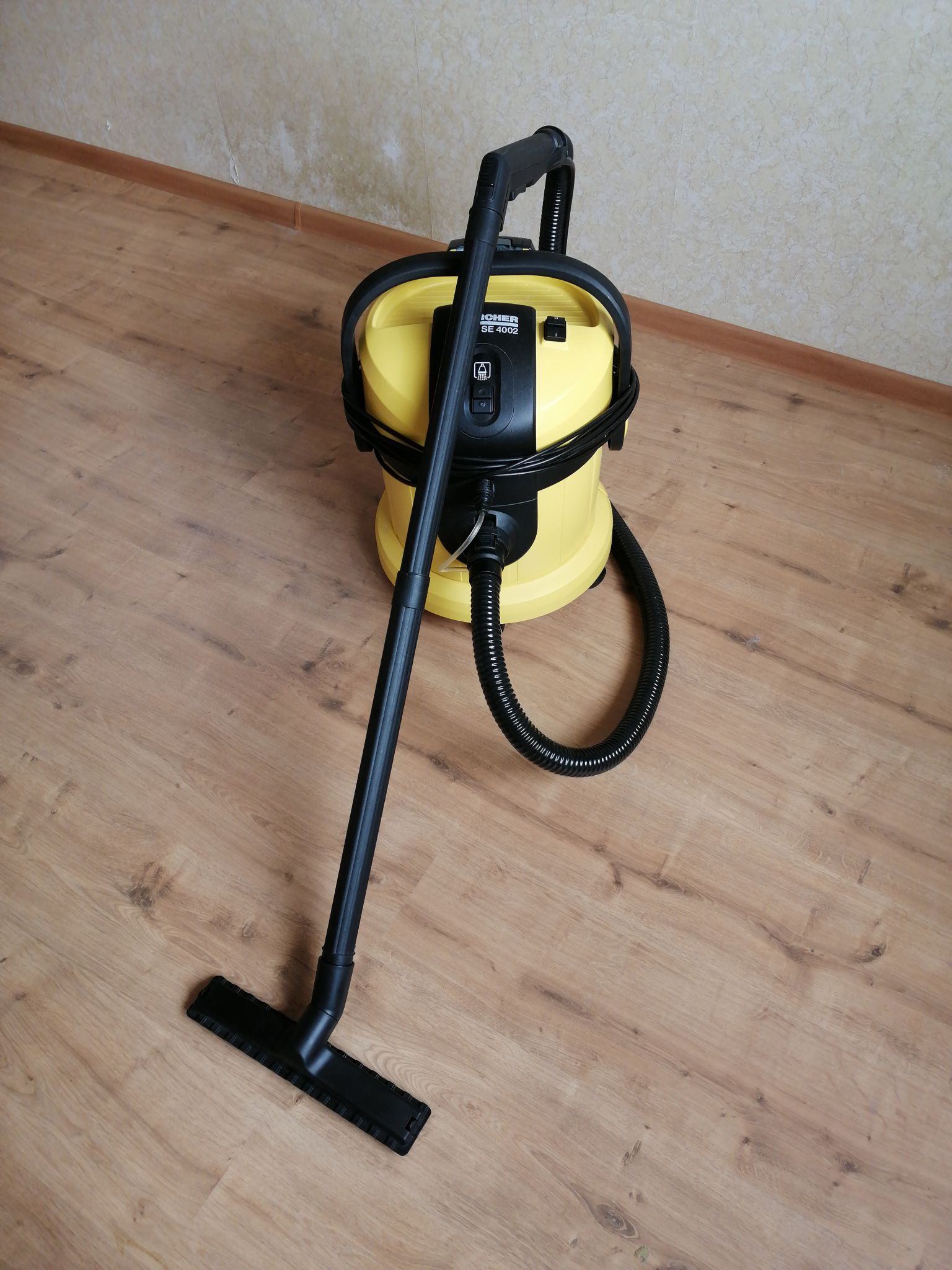 Моющий пылесос Karcher SE 4002 1.081-140.0 — купить по низкой цене в  интернет-магазине ОНЛАЙН ТРЕЙД.РУ