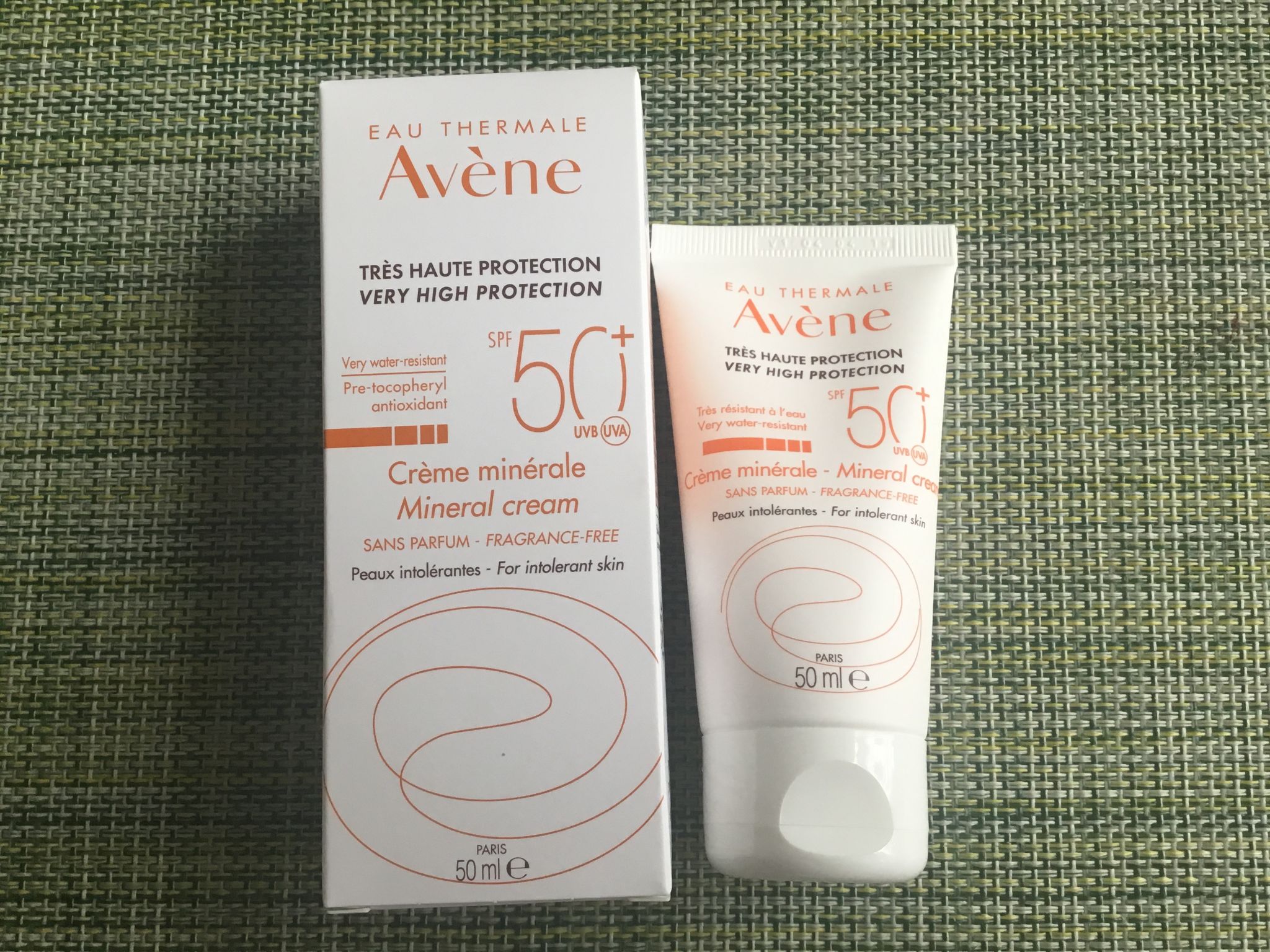 Avene spf 50 для лица. Avene SPF 50. Солнцезащитный крем Avene 50. Авен СПФ 50 для лица. Крем Avene SPF 50.