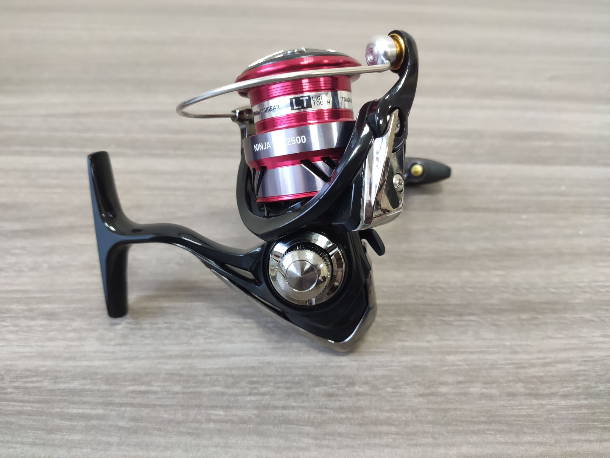 Daiwa ninja lt 23. Daiwa Ninja lt 2500. Катушка Daiwa 18 Ninja lt. Daiwa Ninja 18 lt 5000-c. Daiwa 18 Ninja lt 6000 коробка.