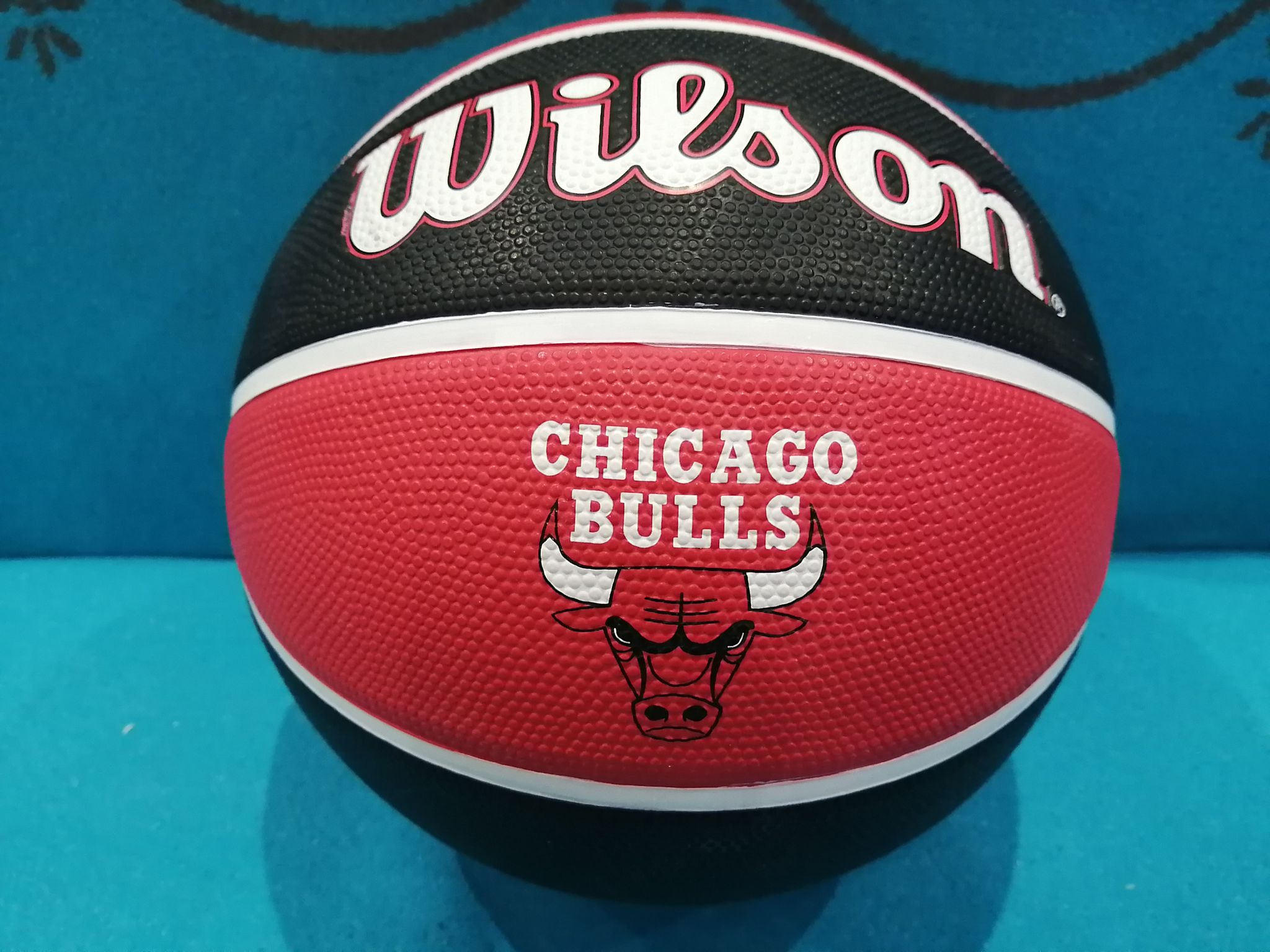 Мяч баскетбольный WILSON NBA Team Tribute Chicago Bulls WTB1300XBCHI,  размер 7, красно-черный — купить в интернет-магазине ОНЛАЙН ТРЕЙД.РУ