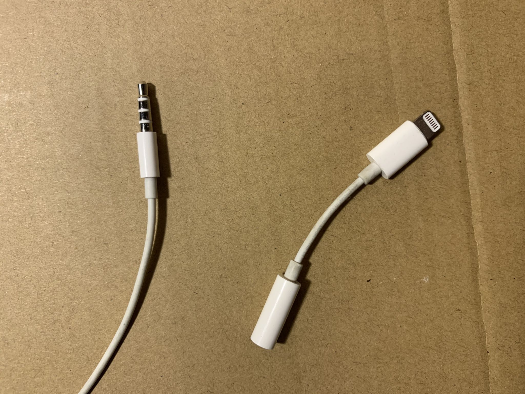 Lightning jack. Адаптер Apple Lightning Jack 3.5 мм. Переходник Apple mmx62zm/a, Lightning (m) - Jack 3.5 (f), белый. Переходник/адаптер Apple Lightning (m) - Mini Jack 3.5 (f), 0.1 м, белый. Г образный переходник Apple Lightning Jack.