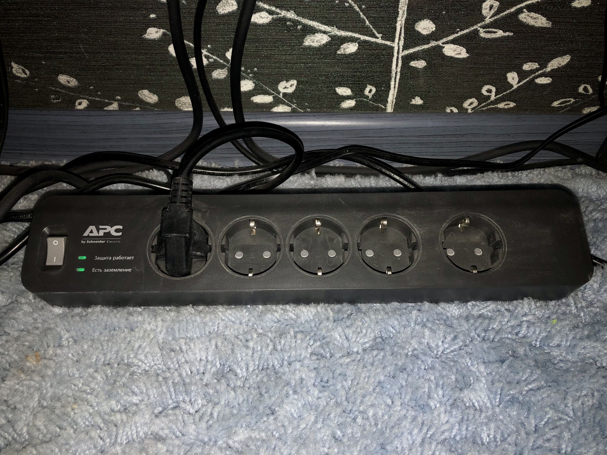  фильтр APC Essential SurgeArrest PM5B-RS, 5 розеток, черный .