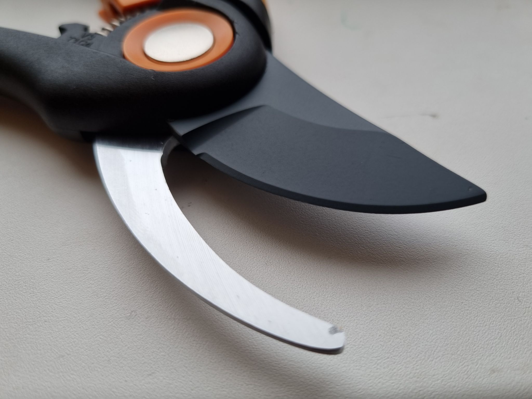 Fiskars smartfit. Fiskars Plus p541. Секатор плоскостной Plus™ SMARTFIT 1057169 fiskars 1 2312,38. Секатор Фискарс. Секатор fiskars SMARTFIT.