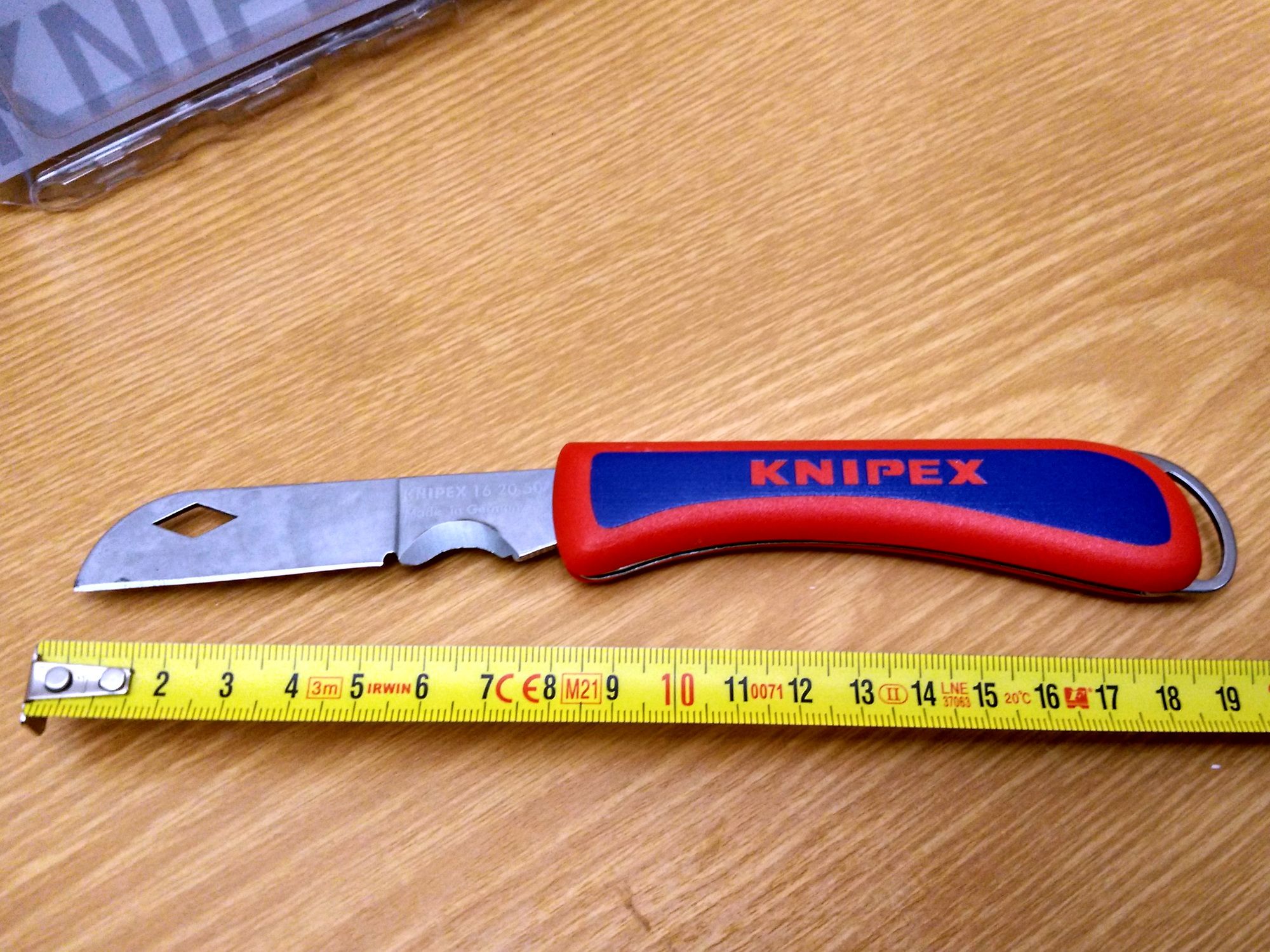  нож электрика Knipex KN-162050SB, лезвие изготовлено в .