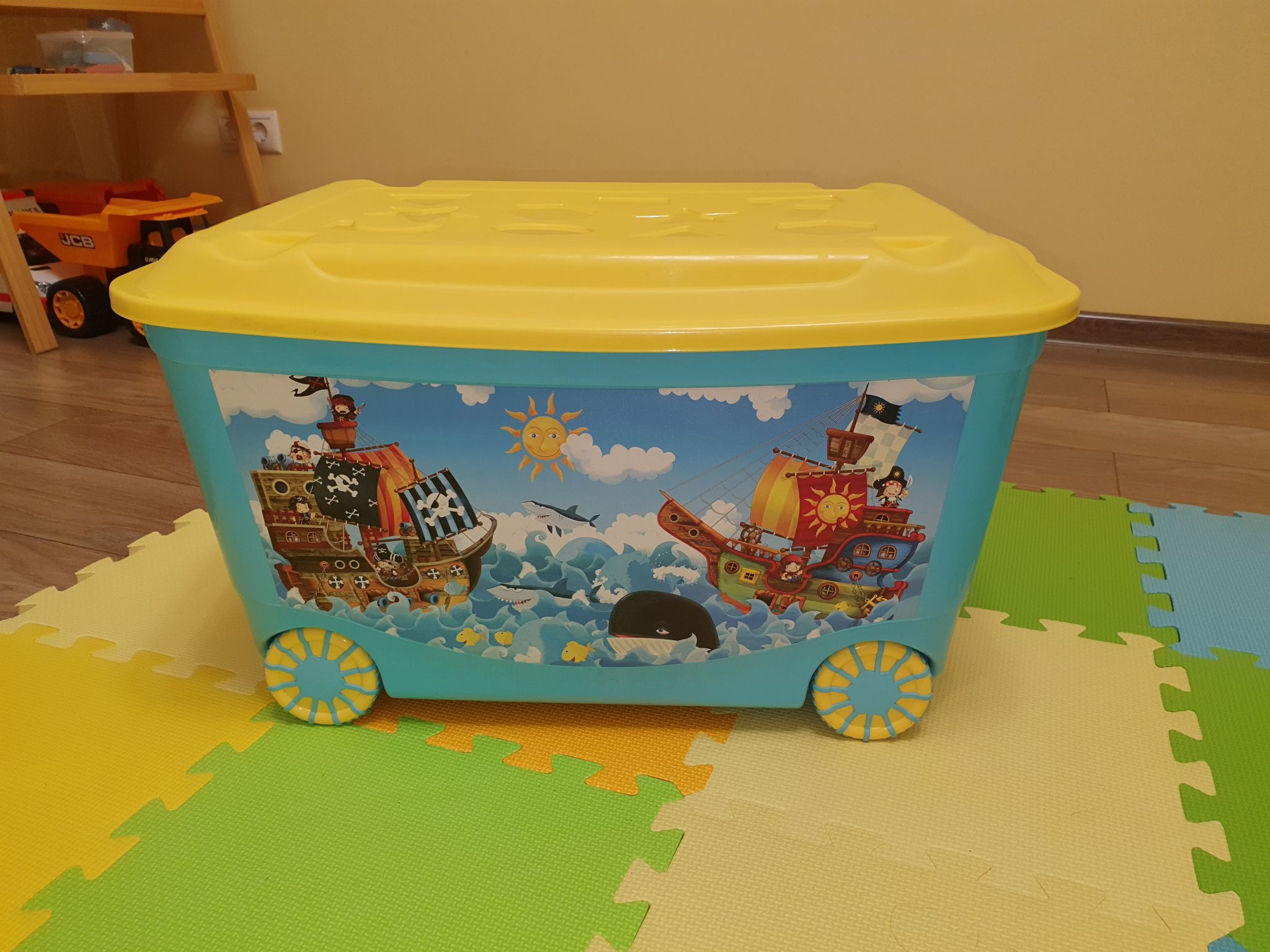 Ящик для игрушек на колесах 580х390х335 мм с аппликацией (салатовый)