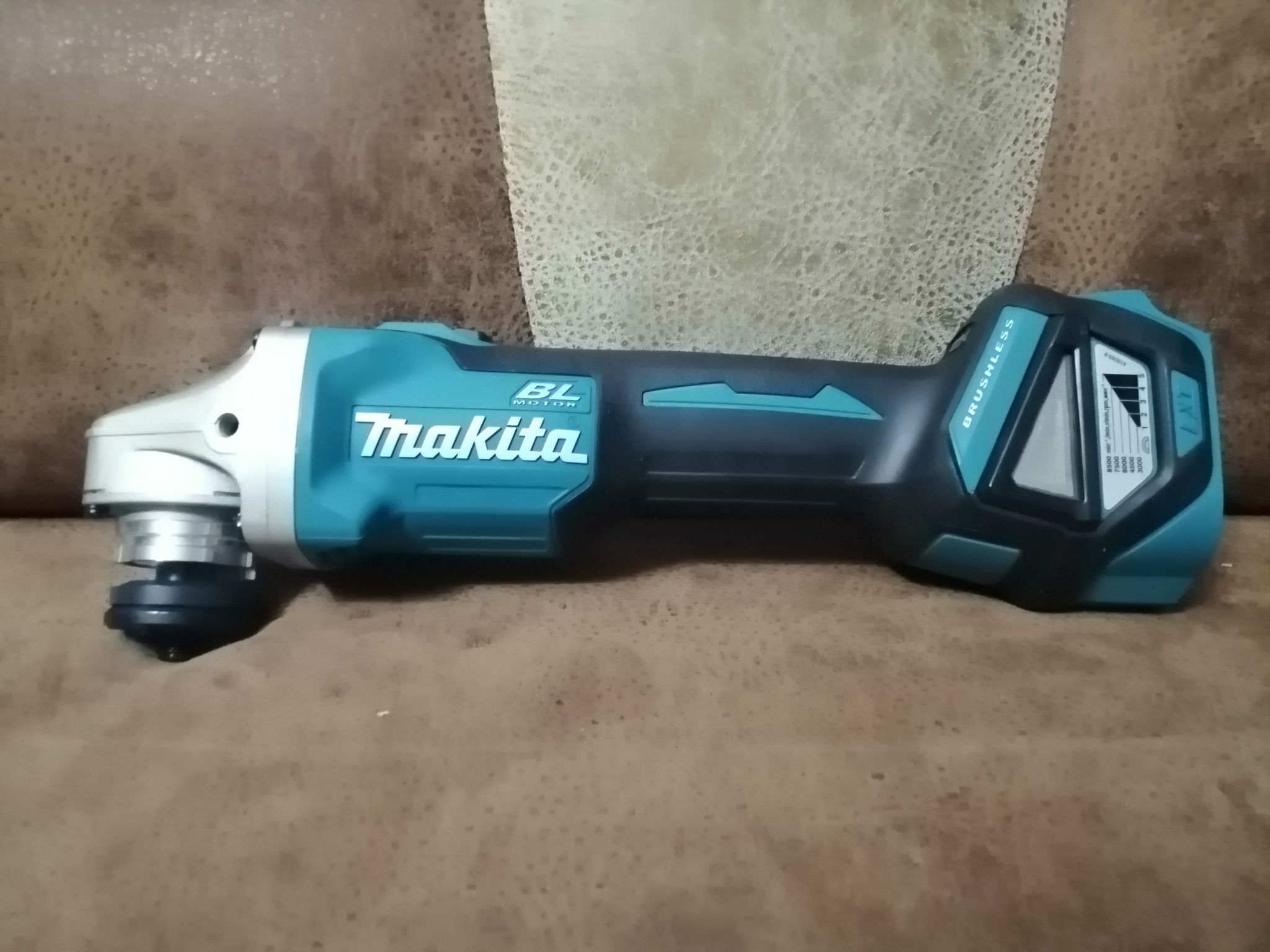 Углошлифовальная машина аккумуляторная MAKITA DGA511Z LXT — купить в  интернет-магазине ОНЛАЙН ТРЕЙД.РУ