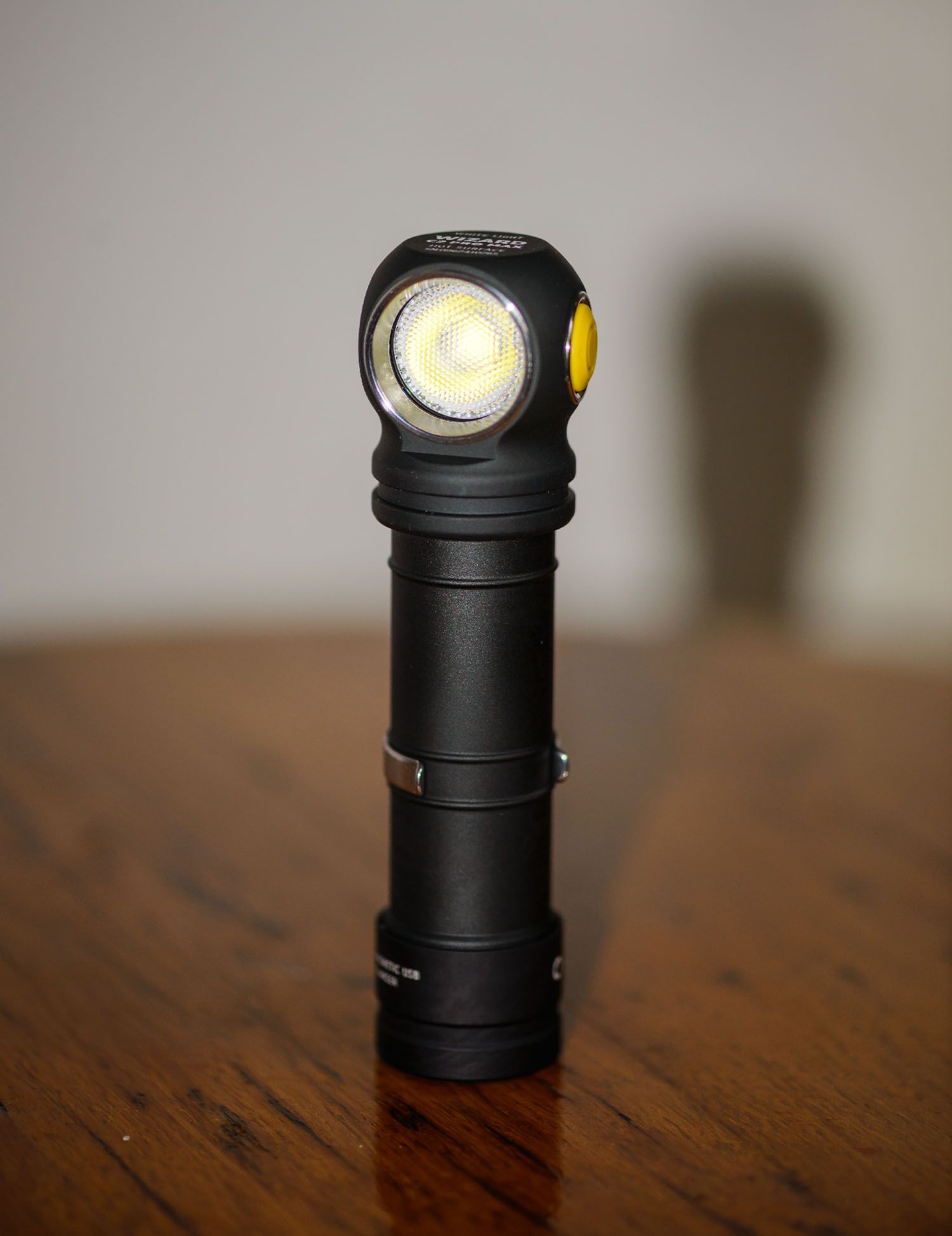 Armytek wizard c2 pro max. Фонарь налобный Armytek ц 2 Pro. Армитек Визард про линзы. Налобный фонарь Армитек с красным светом. Армитек Визард про световые линзы синего цвета.