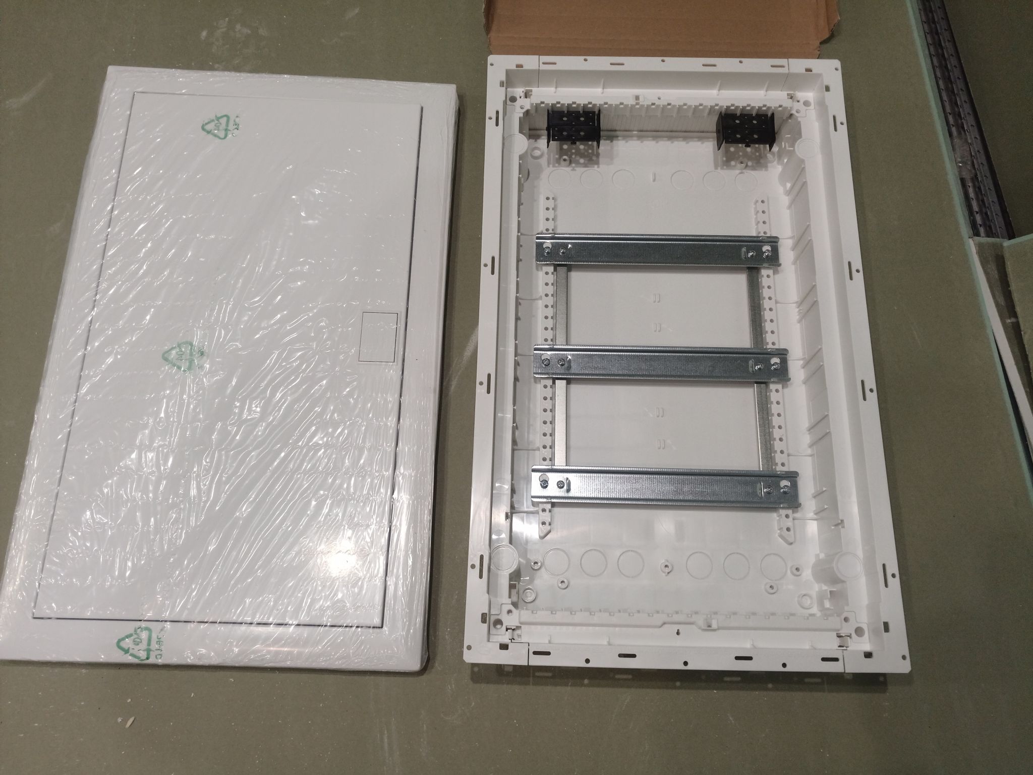 Шкаф мультимедийный с дверью с вентиляционными отверстиями и din рейкой uk630mv 3 ряда