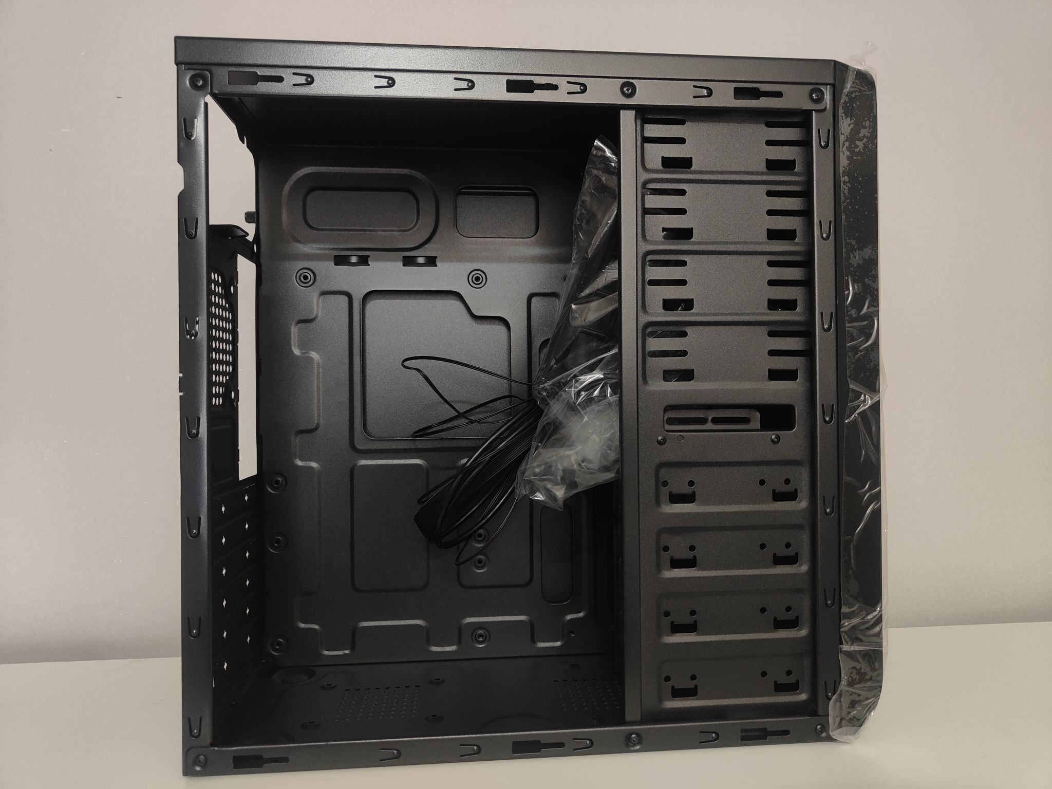 Корпус Exegate UN-604 Black ATX без БП EX269439RUS — купить в интернет ...