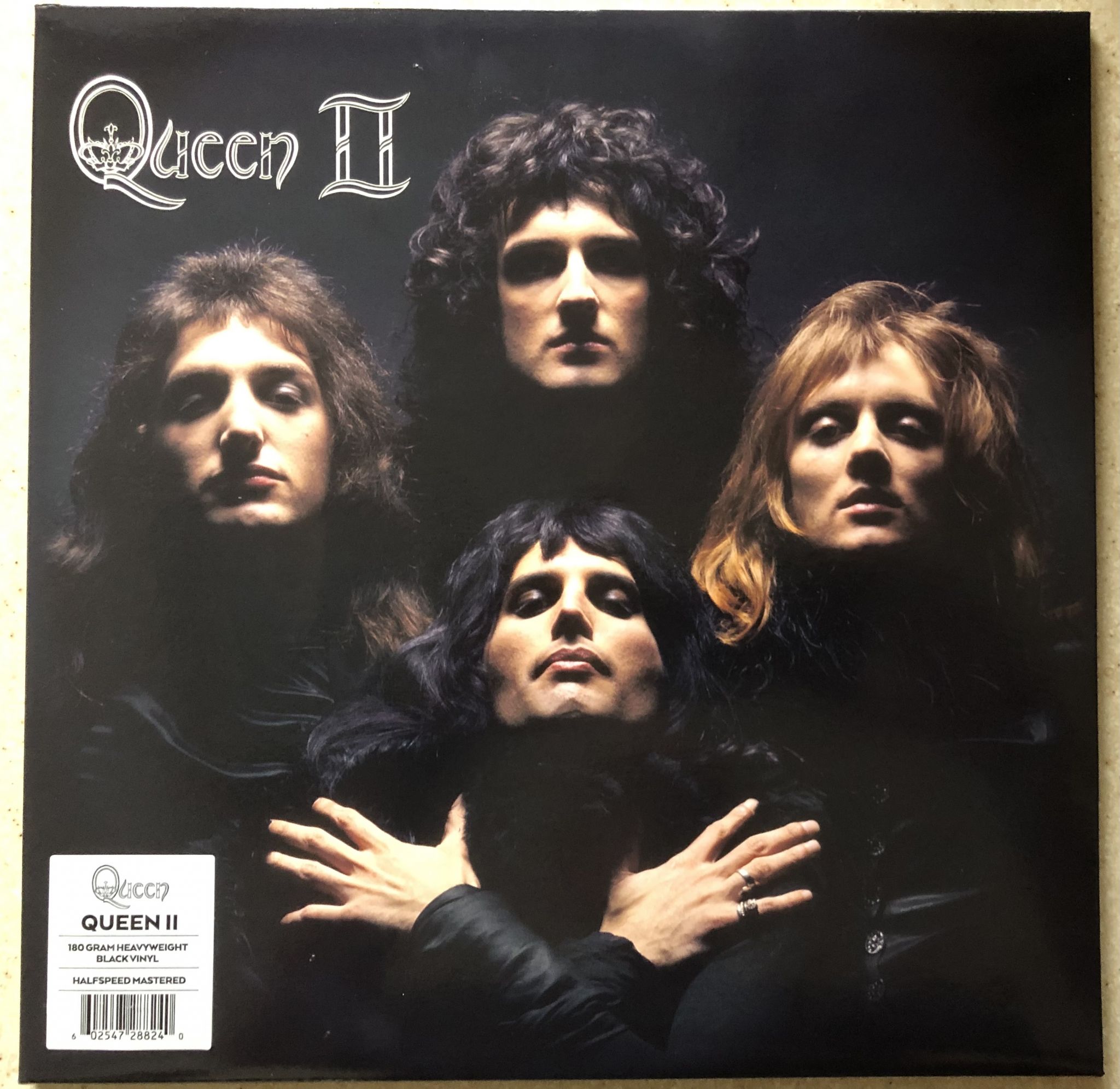 Обложка queen. Queen II 1974. Queen 2 1974 конверт винила. Пластинки группы Квин. Обложки пластинок Queen.