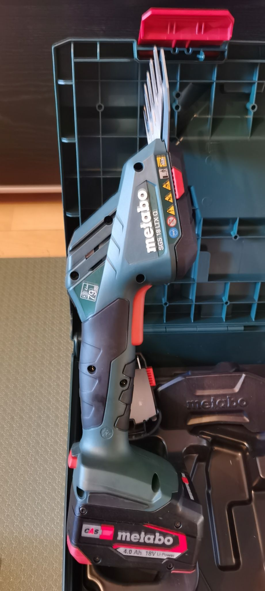 Кусторез-ножницы аккумуляторный Metabo SGS 18 LTX Q, АКБ 4Ач + ЗУ ...