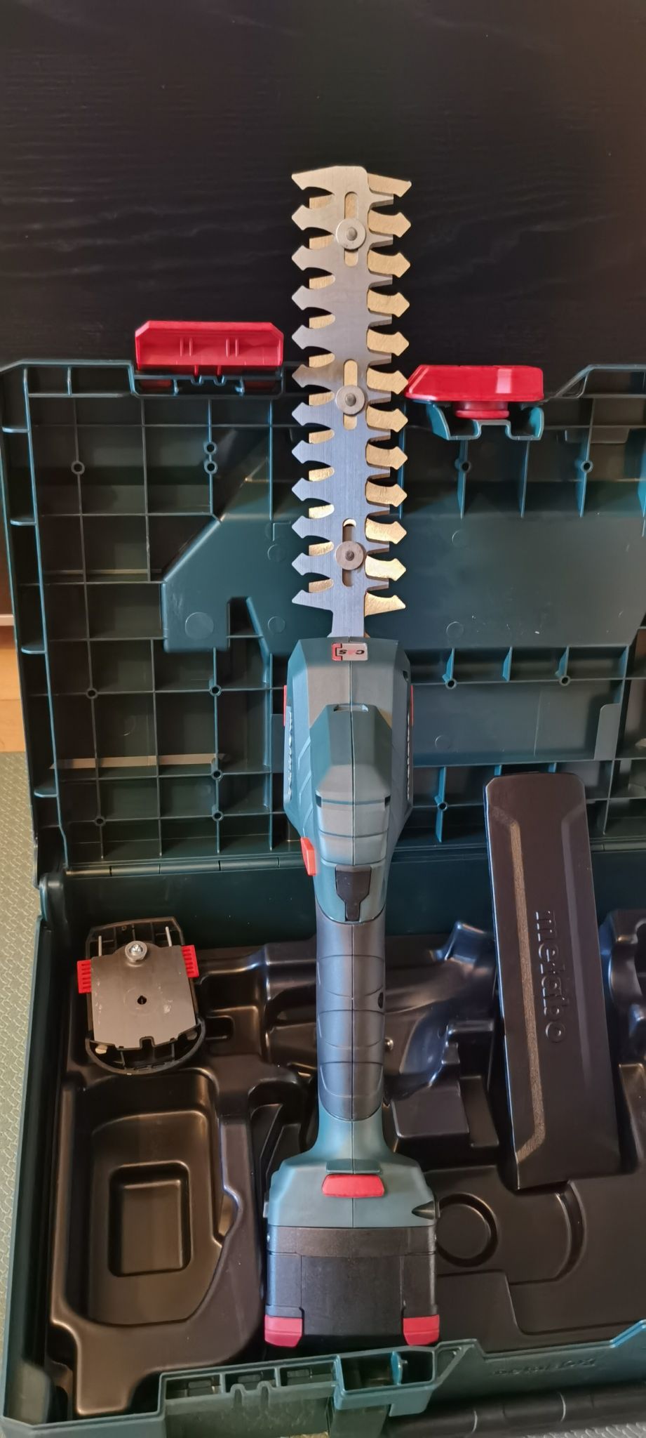 Кусторез-ножницы аккумуляторный Metabo SGS 18 LTX Q, АКБ 4Ач + ЗУ ...